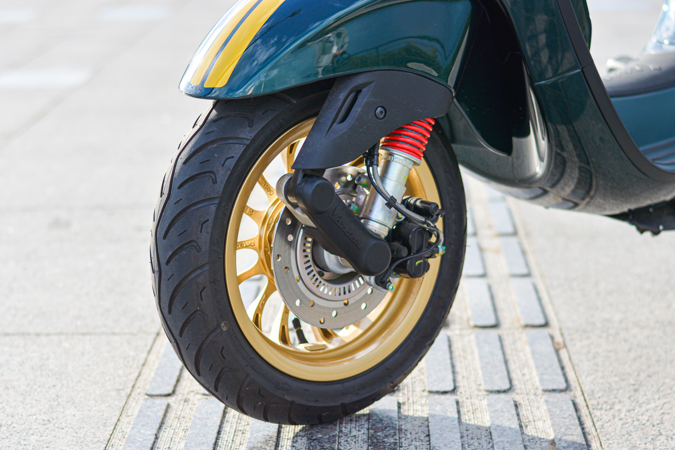 Chi tiet Vespa Sprint 150 Racing Sixties gia 94, 9 trieu tai VN anh 5