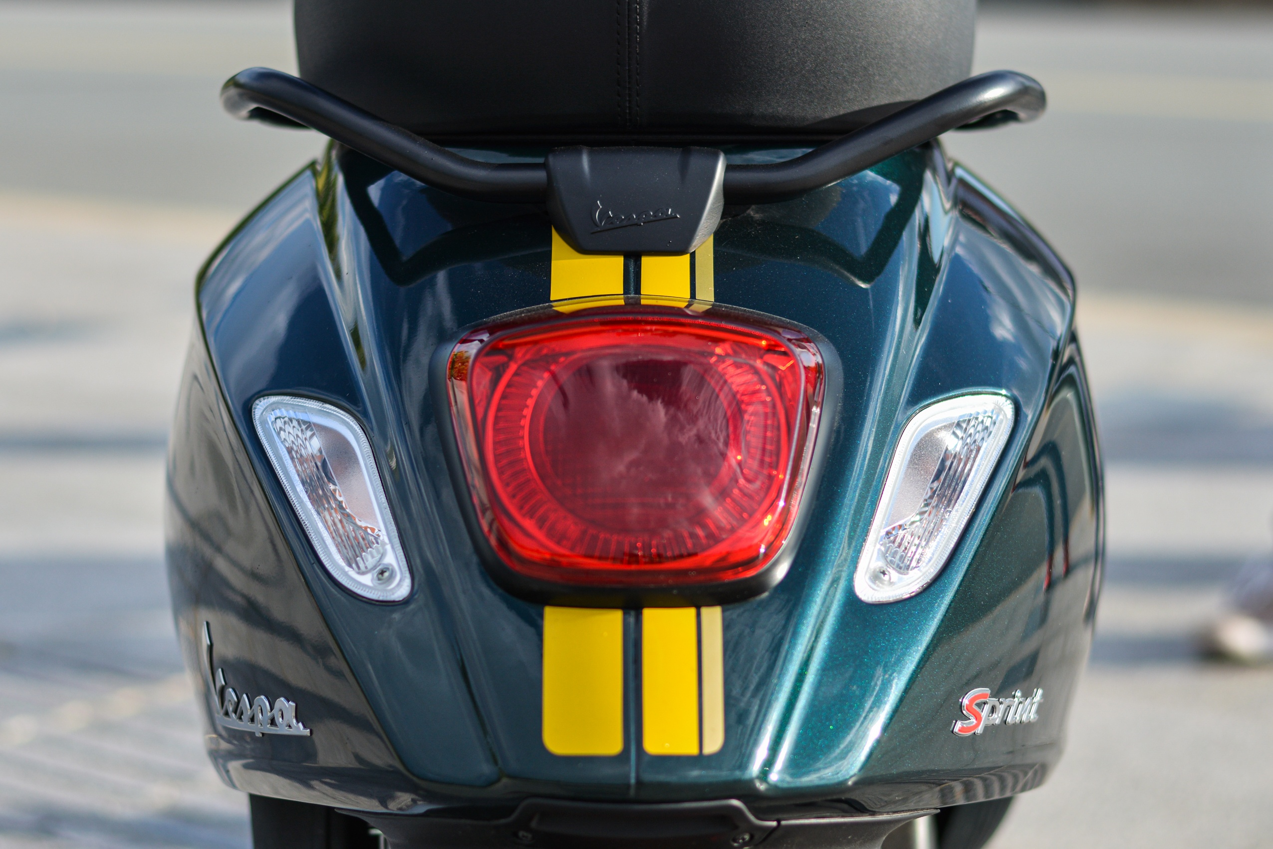 Chi tiet Vespa Sprint 150 Racing Sixties gia 94, 9 trieu tai VN anh 9