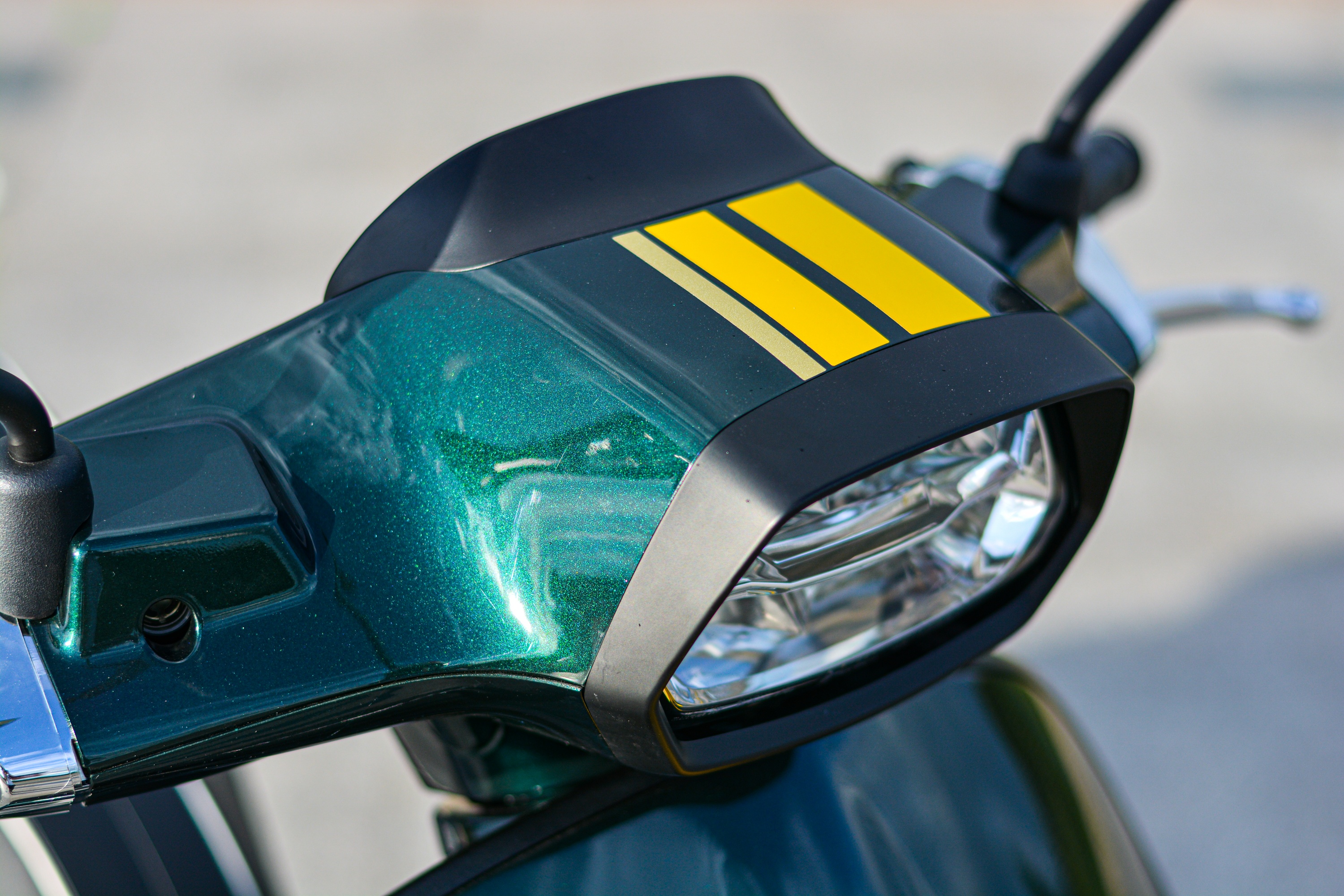 Chi tiet Vespa Sprint 150 Racing Sixties gia 94, 9 trieu tai VN anh 4