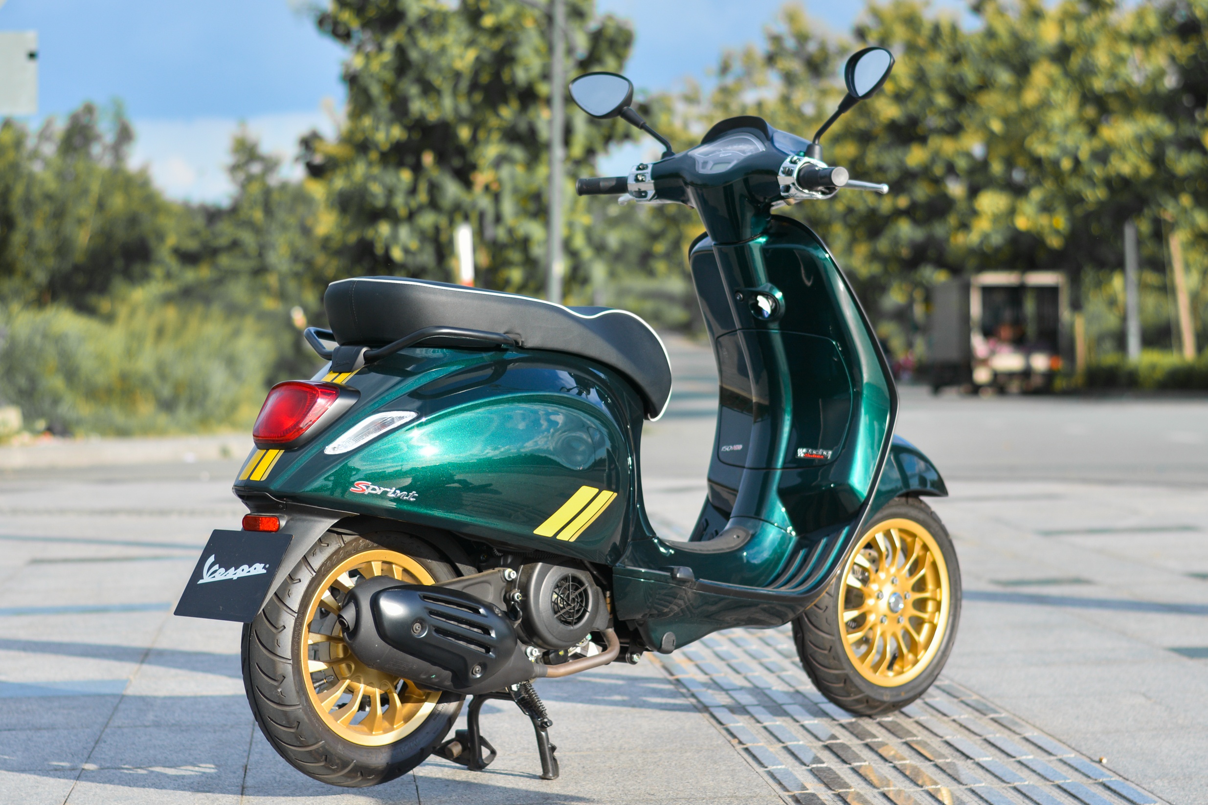 Chi tiet Vespa Sprint 150 Racing Sixties gia 94, 9 trieu tai VN anh 2