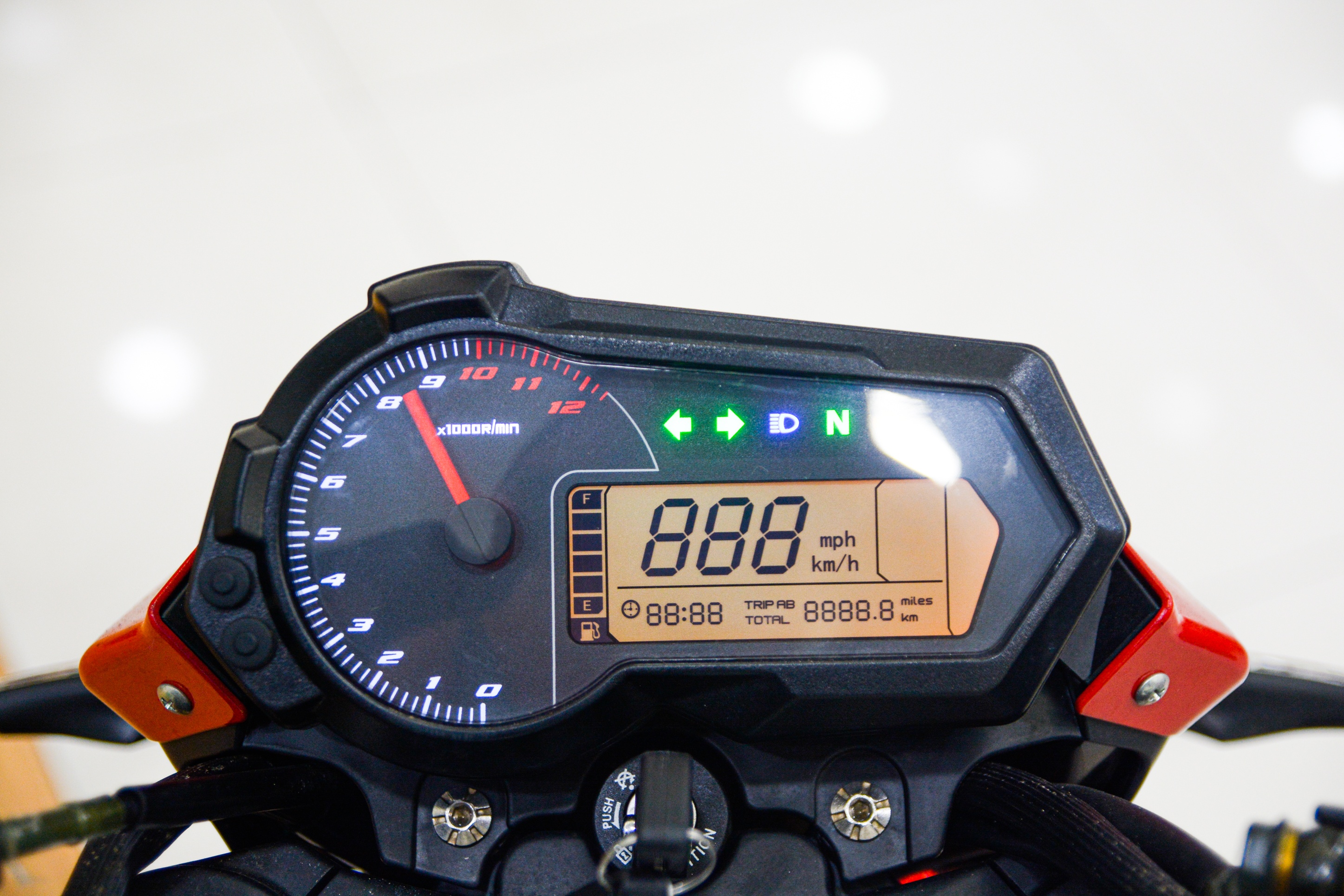 Chi tiet Benelli TNT 125 phien ban moi tai Viet Nam anh 7