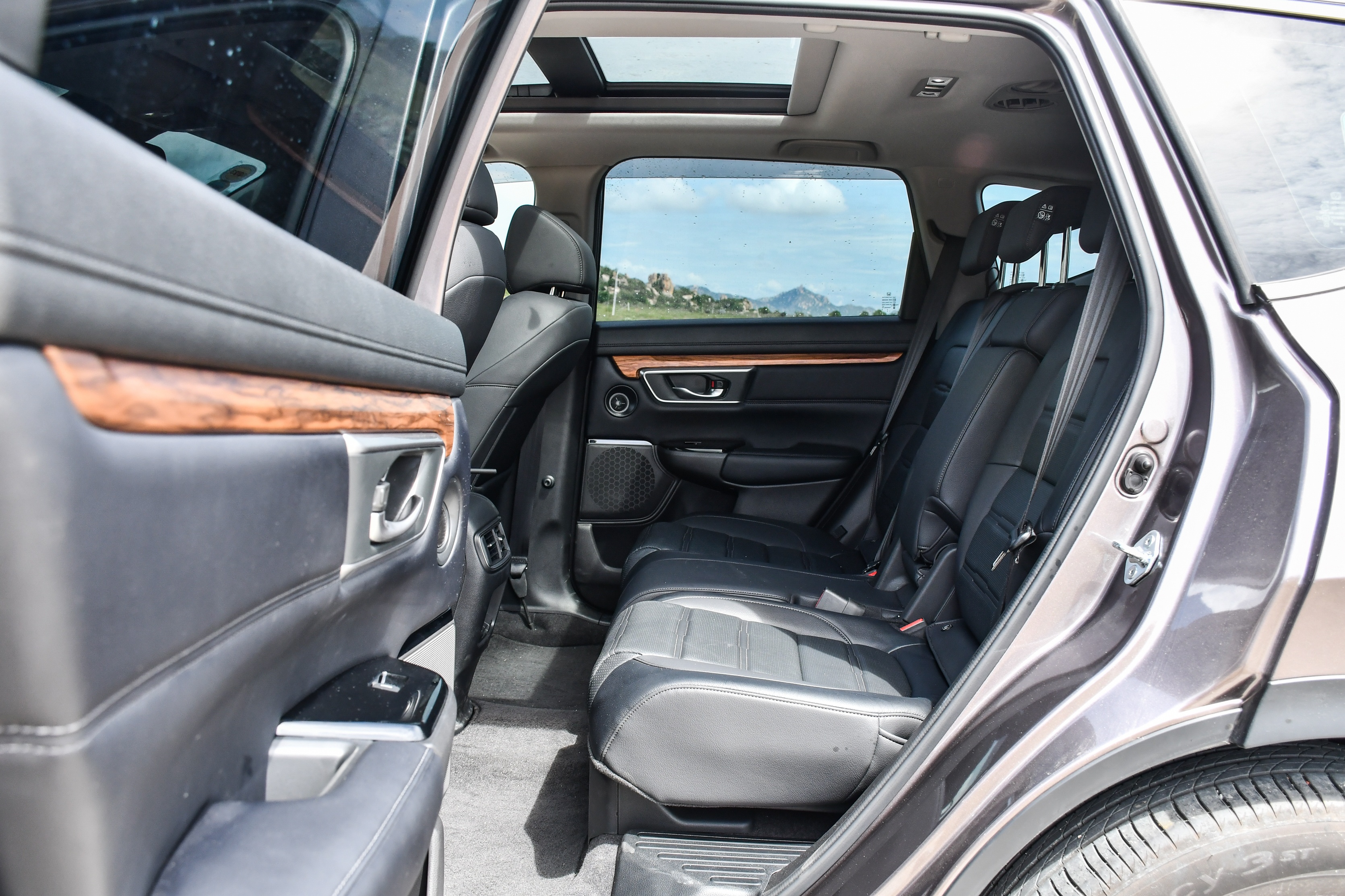 Nhung cach giam mui kho chiu ben trong xe moi anh 3