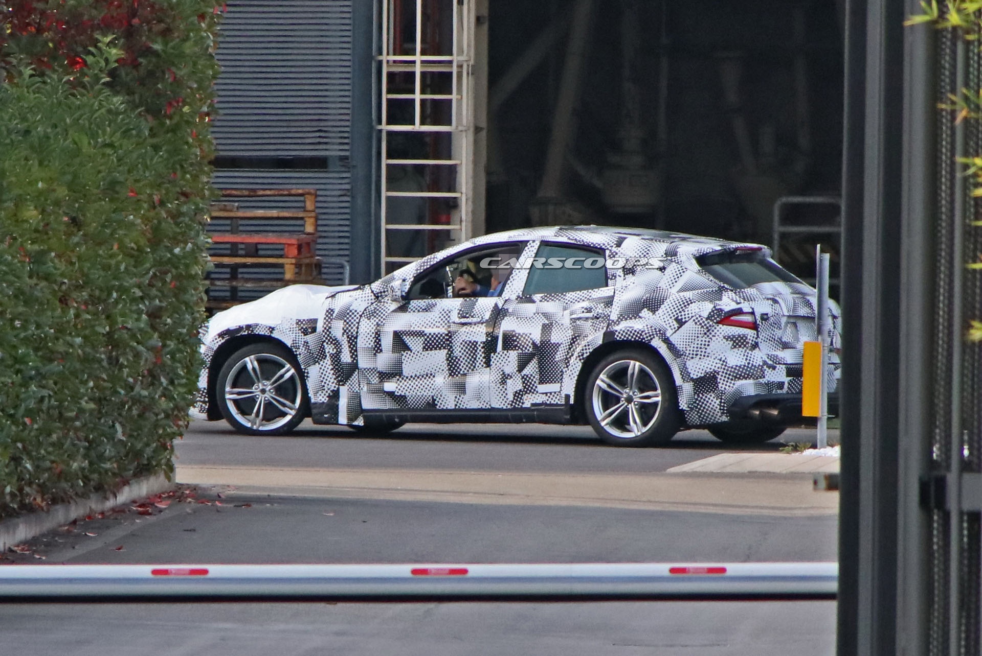 SUV cua Ferrari bi lo anh chay thu anh 1