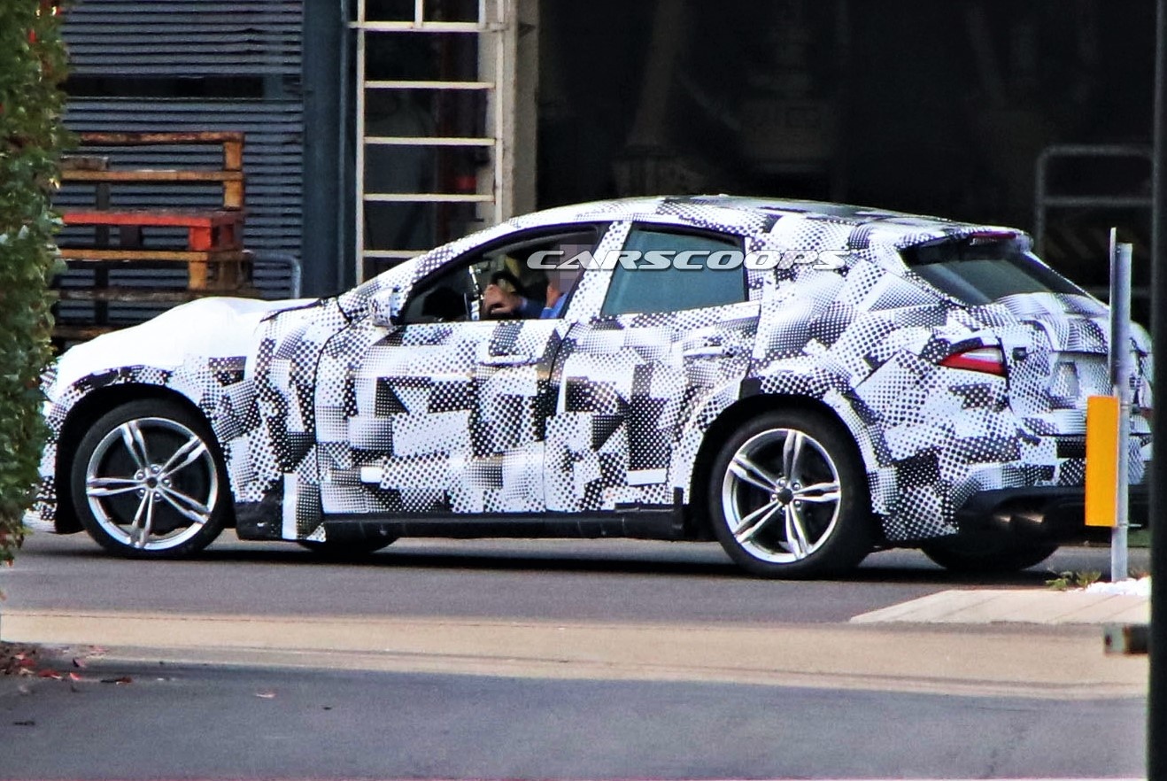 SUV cua Ferrari bi lo anh chay thu hinh anh