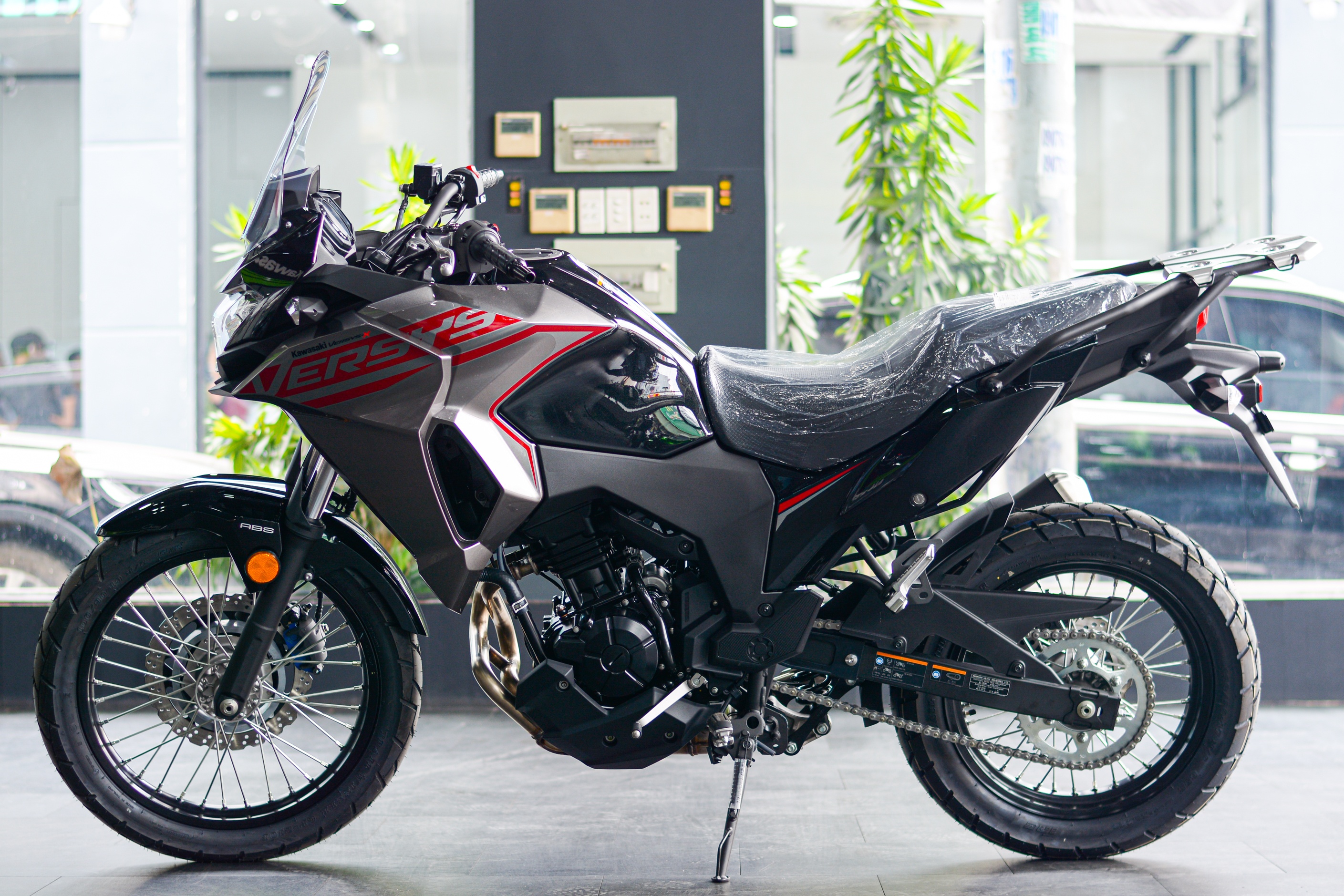 Chi tiet Kawasaki Versys-X 300 City phien ban moi tai Viet Nam anh 2