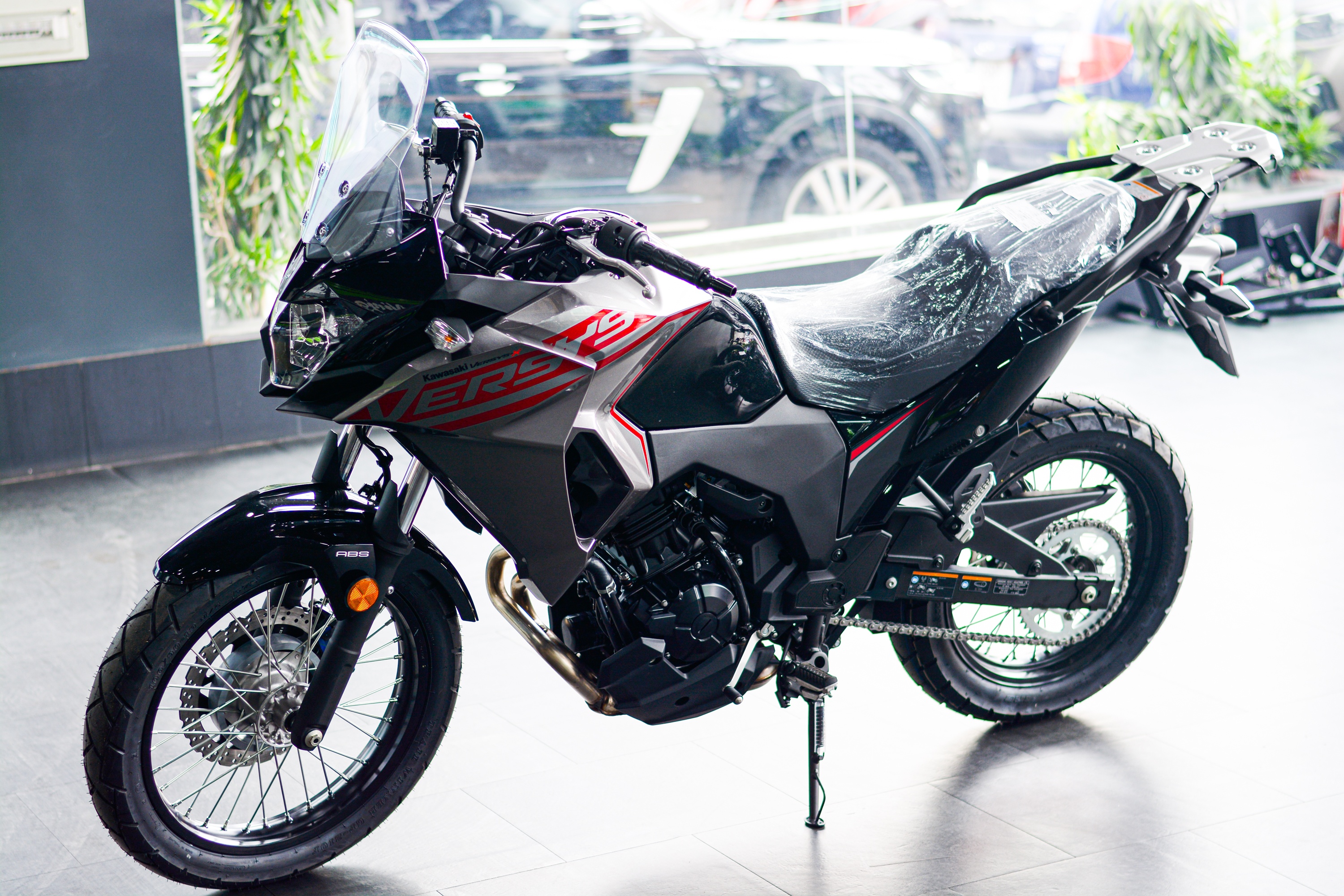 Những lựa chọn xe máy cùng tầm giá Honda SH 350i ảnh 21 Nhung lua chon xe may cung tam gia Honda SH 350i anh 21