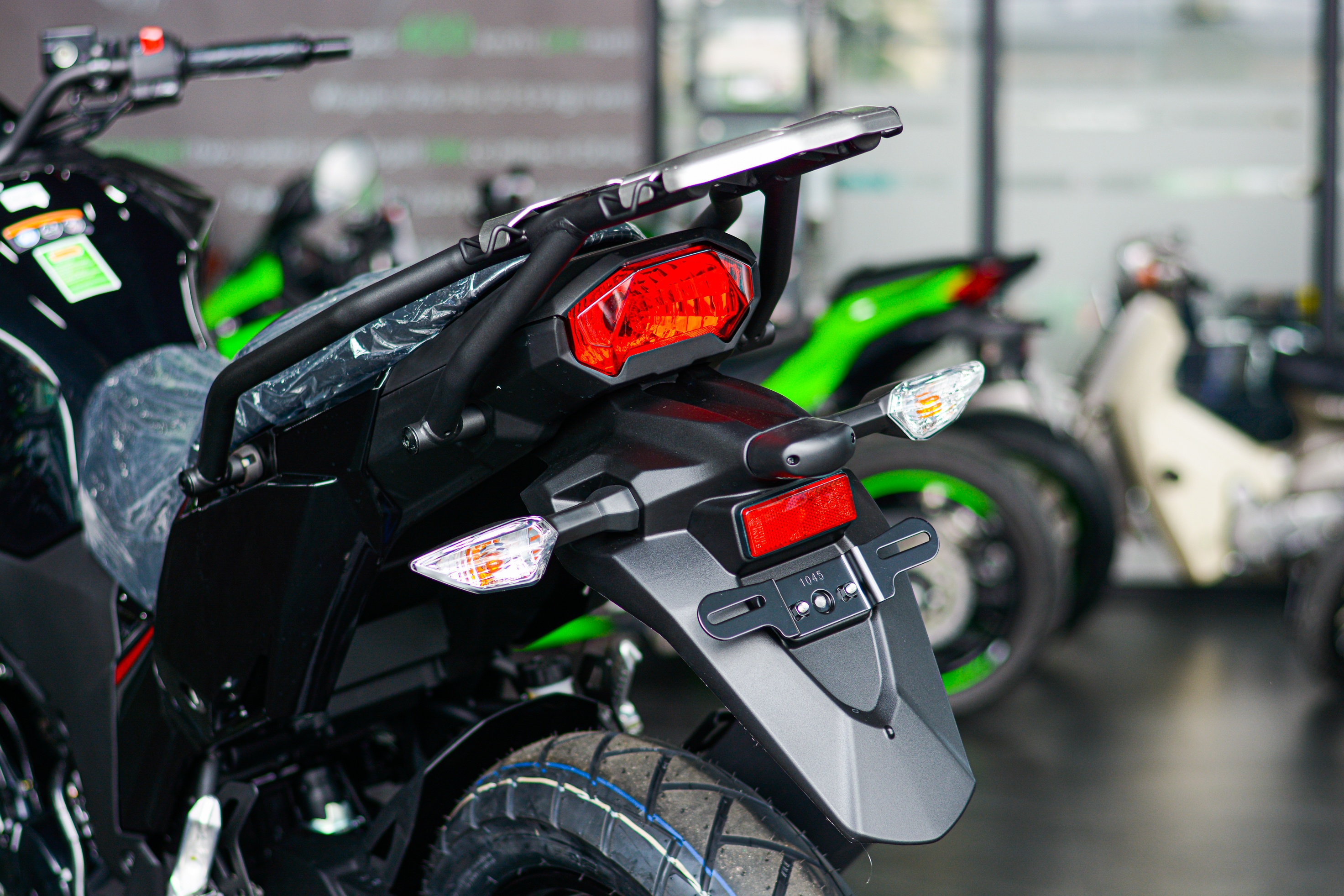 Chi tiet Kawasaki Versys-X 300 City phien ban moi tai Viet Nam anh 10