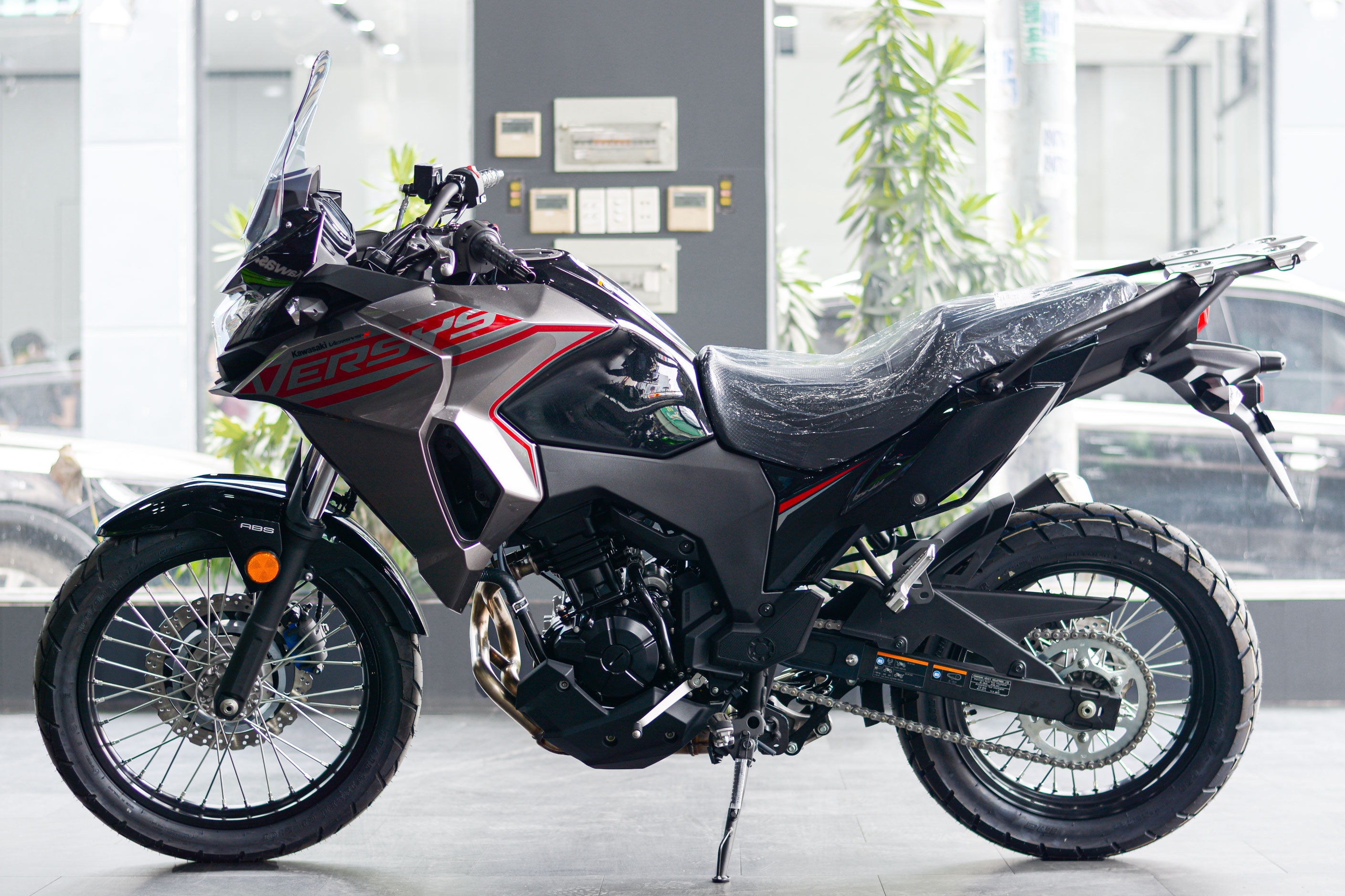 Chi tiet Kawasaki Versys-X 300 City 2021 gia 145,4 trieu dong hinh anh