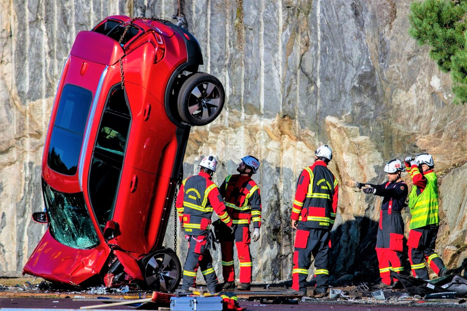 Xe Volvo duoc tha roi tu do de dien tap cuu ho hinh anh
