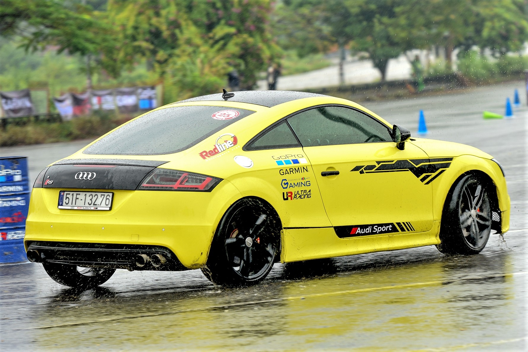 Giai dua oto gymkhana dien ra trong mua tai Ha Noi hinh anh