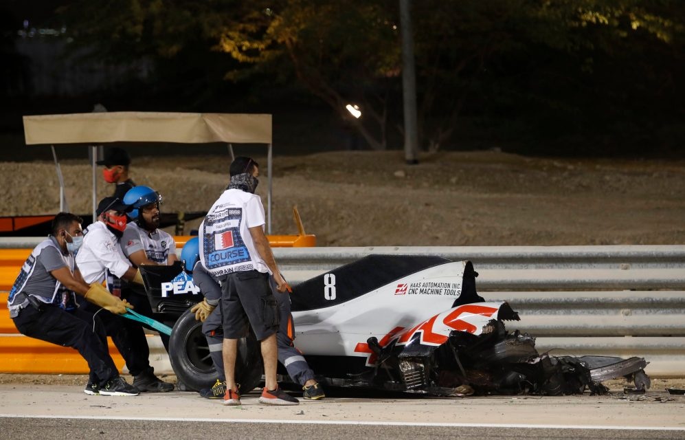 Xe đua F1 bị gãy đôi và bốc cháy sau tai nạn ở tốc độ 220 km/h ảnh 1 Xe dua F1 bi gay doi va boc chay sau tai nan o toc do 220 km/h anh 1