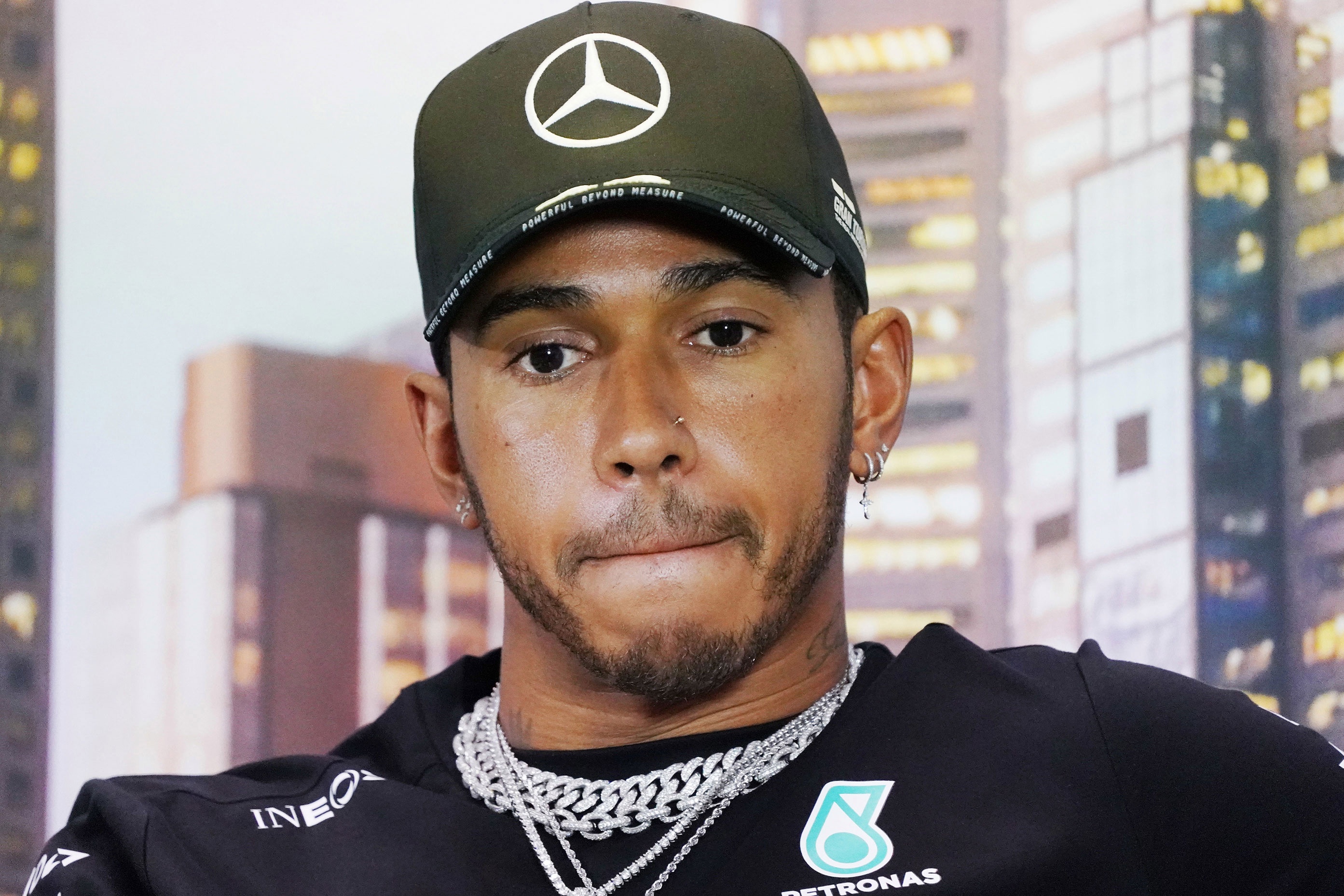 Tay dua F1 Lewis Hamilton duong tinh voi virus corona hinh anh