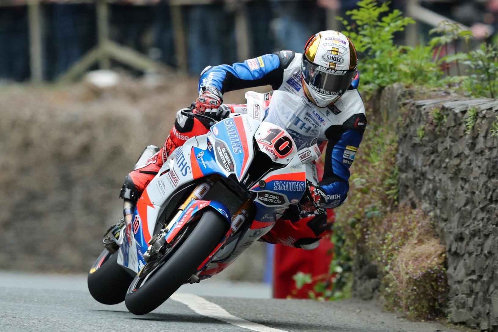 Giai dua tren duong pho Isle of Man TT 2021 bi huy do Covid-19 hinh anh