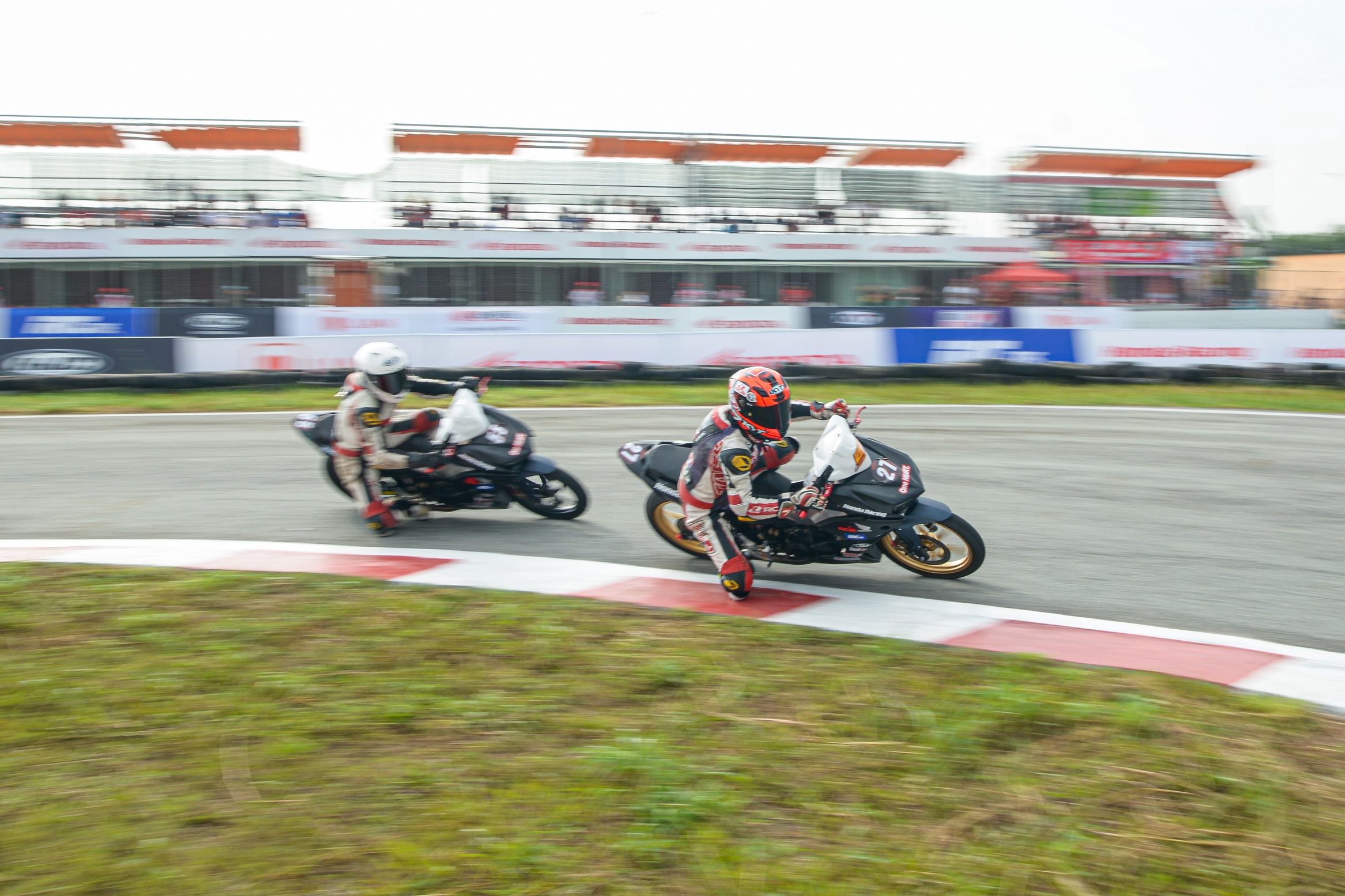 Chang 4 giai dua moto chuyen nghiep tai Viet Nam bi huy do Covid-19 anh 1