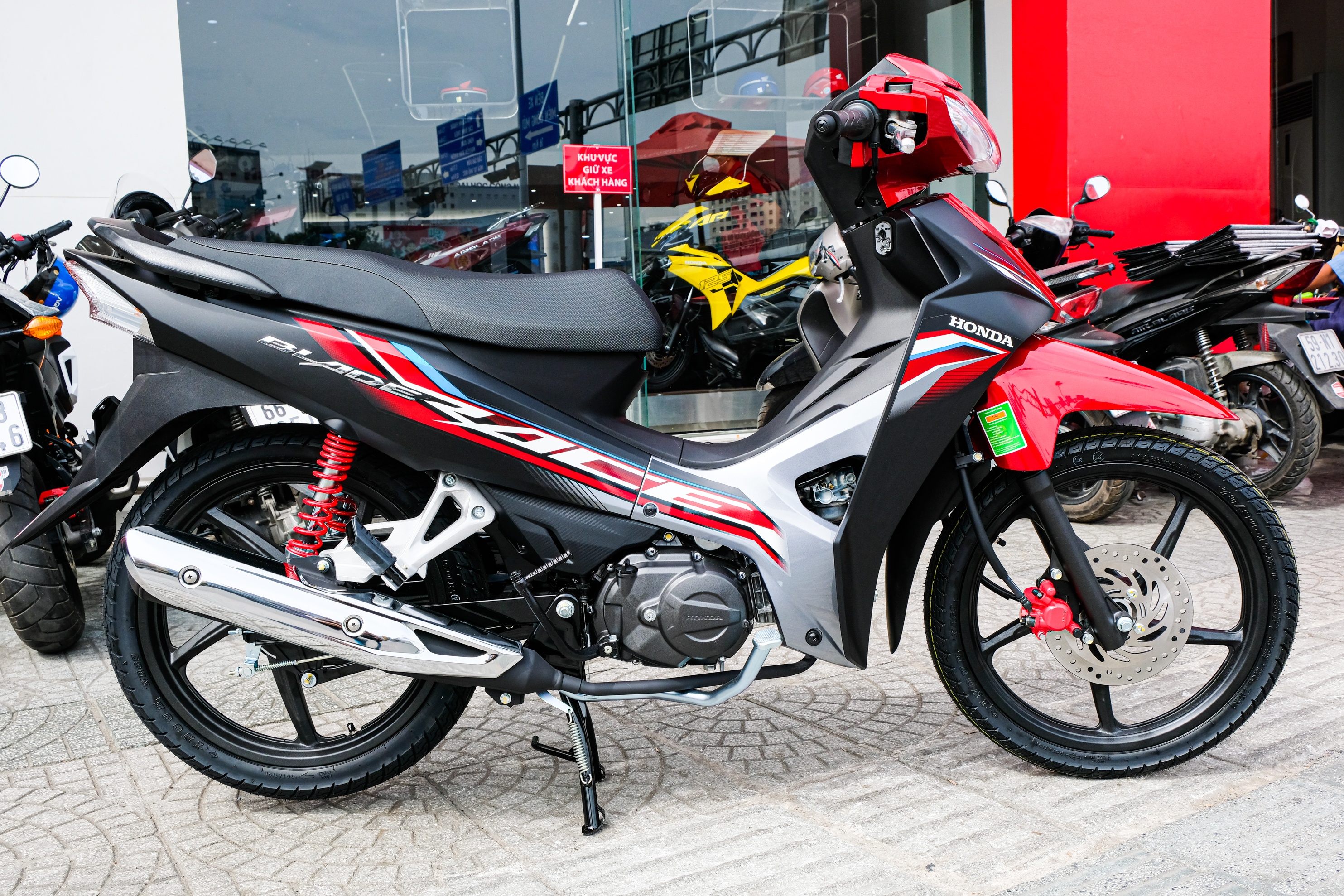 Honda Blade phien ban moi duoc ban duoi gia de xuat tai TP.HCM anh 13