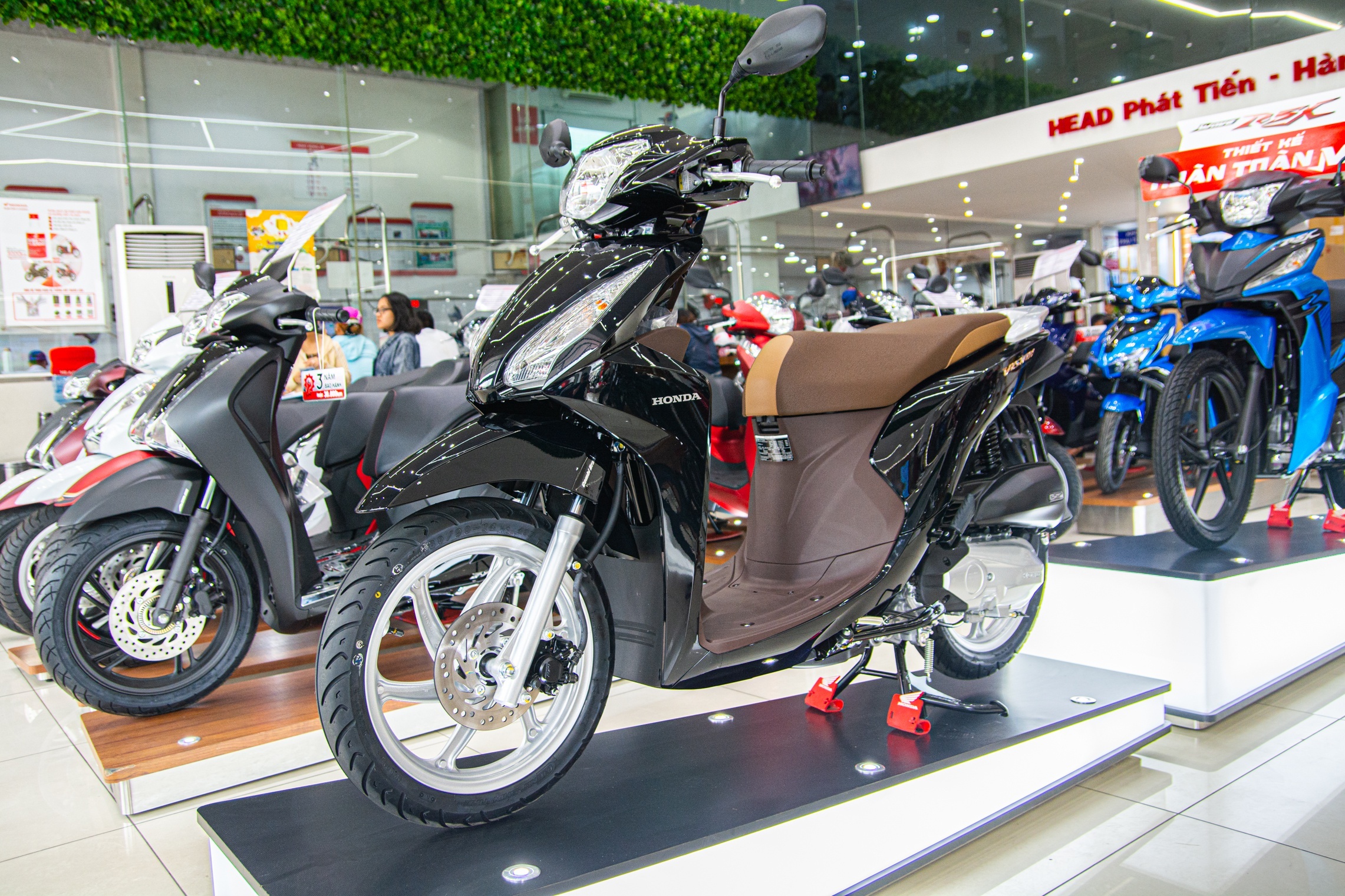 Honda Vision bị đội giá bán gần 4 triệu đồng tại đại lý ở TP.HCM ảnh 1 Honda Vision bi doi gia ban gan 4 trieu dong tai dai ly o TP.HCM anh 1