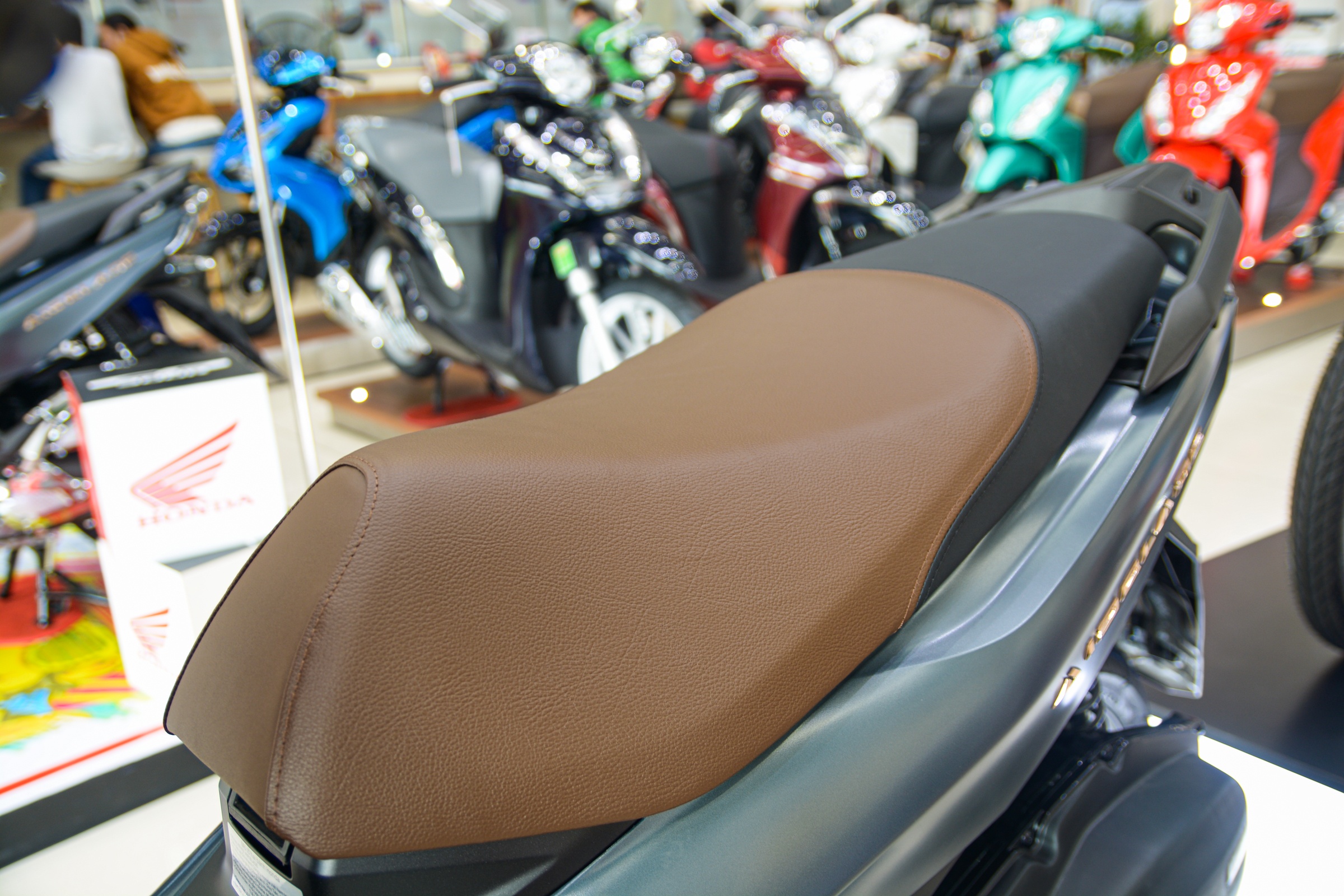 Chi tiet Honda Air Blade phien ban moi tai dai ly anh 6