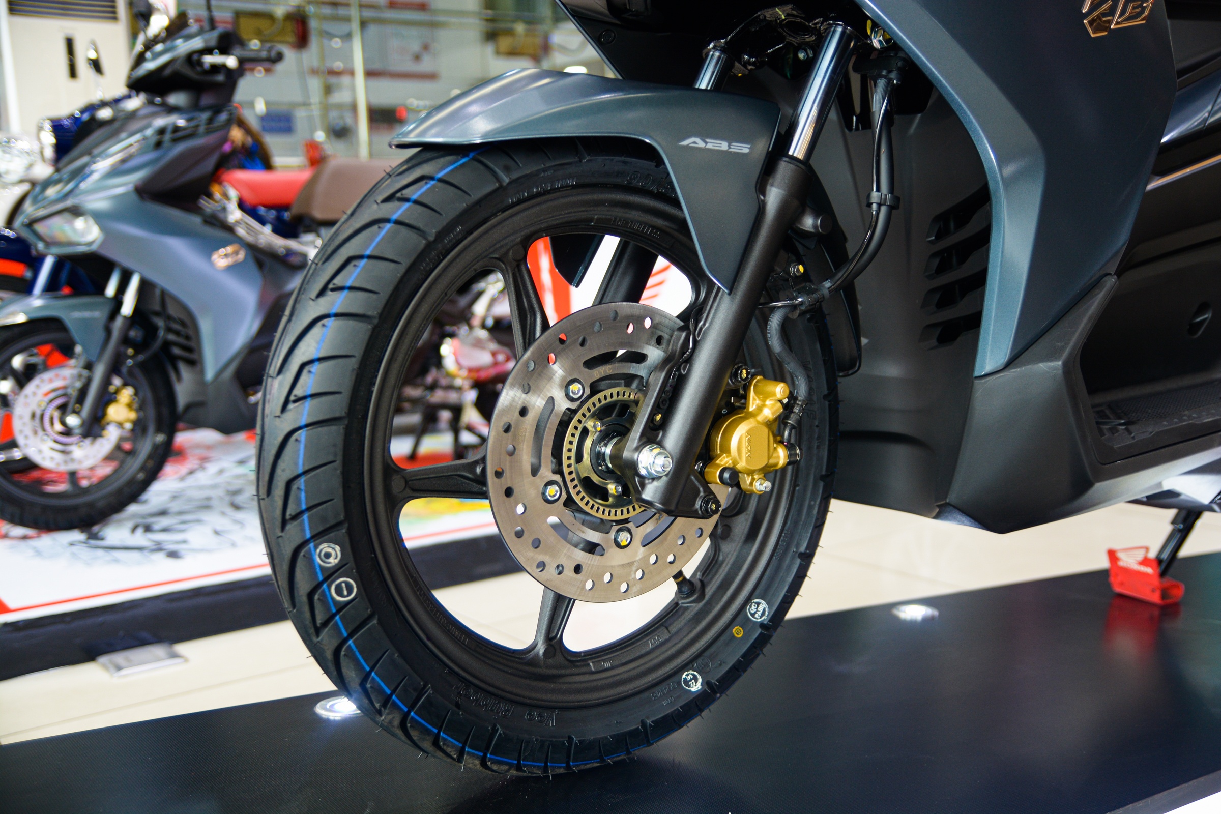 Chi tiet Honda Air Blade phien ban moi tai dai ly anh 4