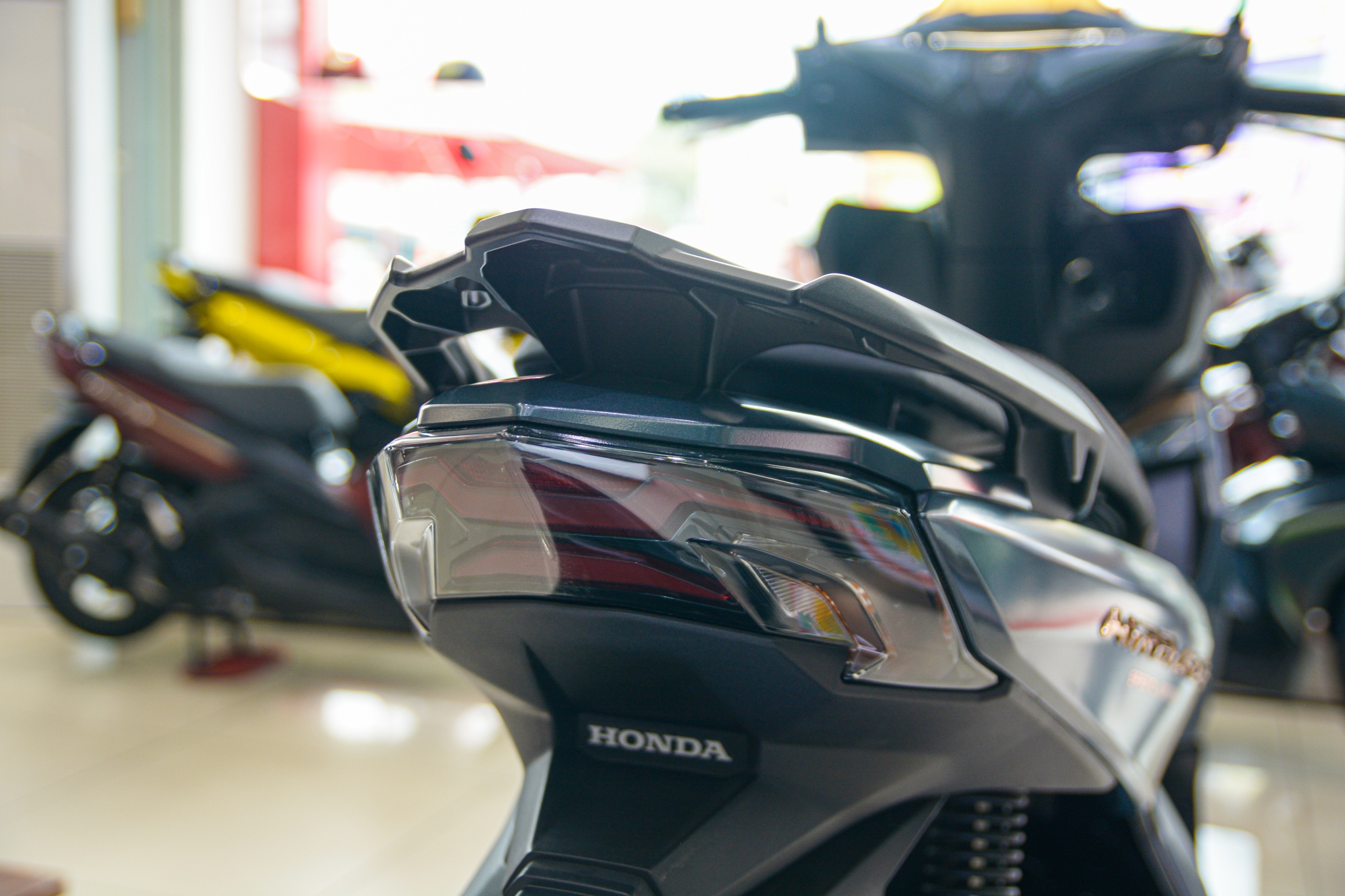 Chi tiet Honda Air Blade phien ban moi tai dai ly anh 11