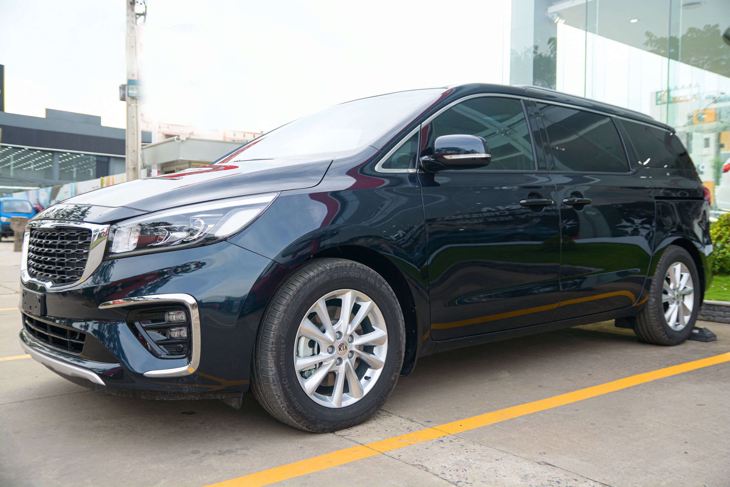 Chi tiet Kia Sedona Signature gia tu 1,289 ty dong tai Viet Nam hinh anh