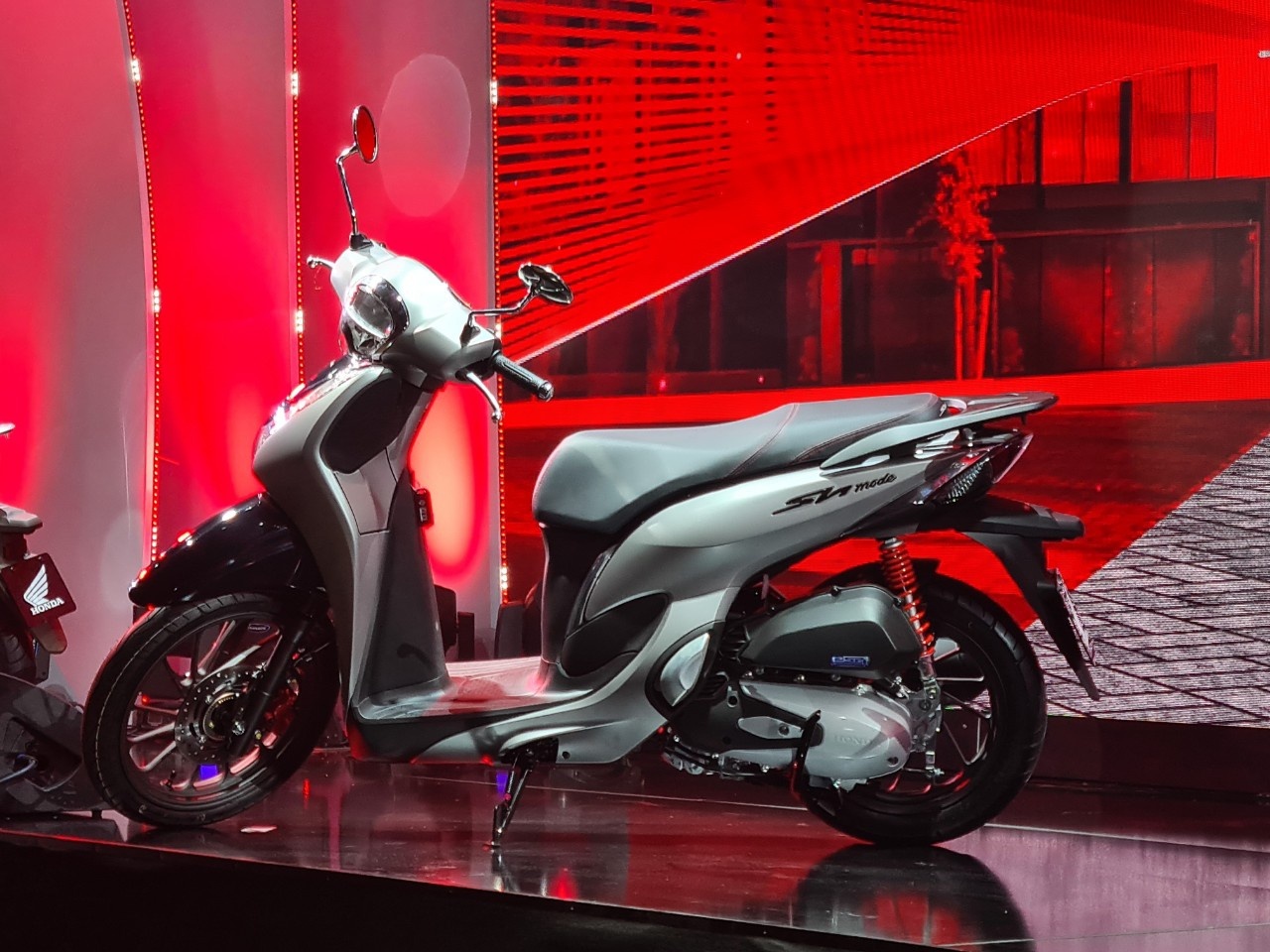 Honda SH Mode bị đội giá hơn 14 triệu đồng tại TP.HCM ảnh 3 Honda SH Mode bi doi gia hon 14 trieu dong tai TP.HCM anh 3