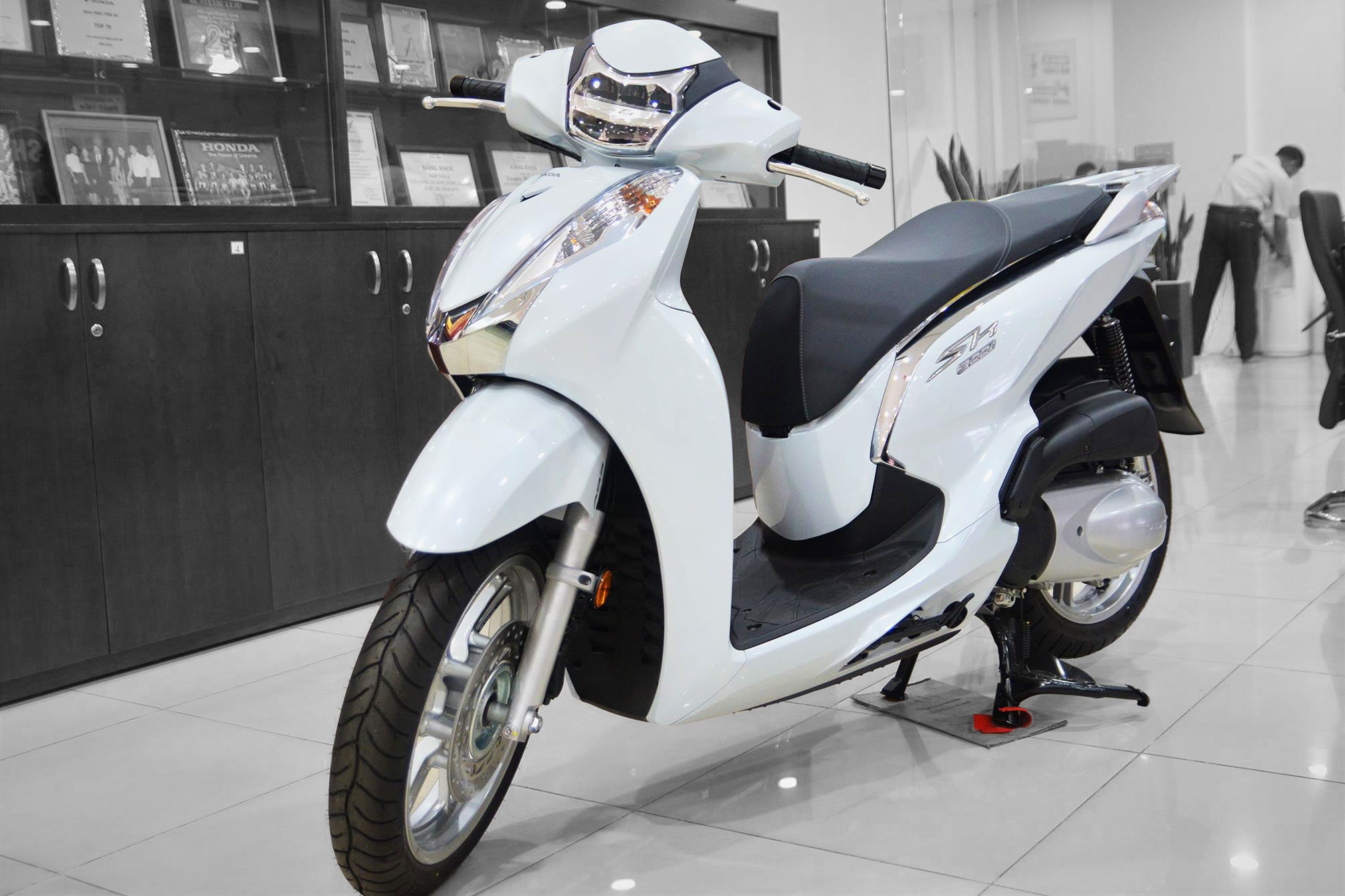 Toi co nen mua Honda SH 300i nhap Italy gia 200 trieu? hinh anh