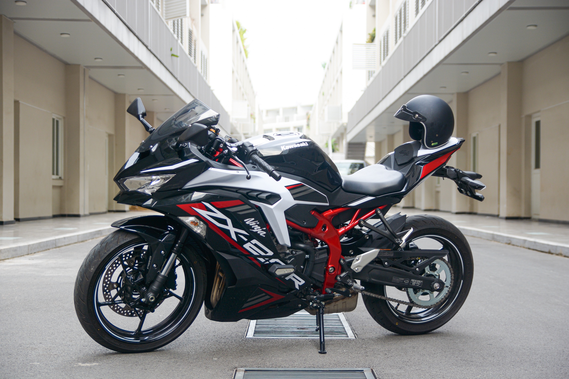 Mot ngay cam lai Kawasaki Ninja ZX-25R anh 1