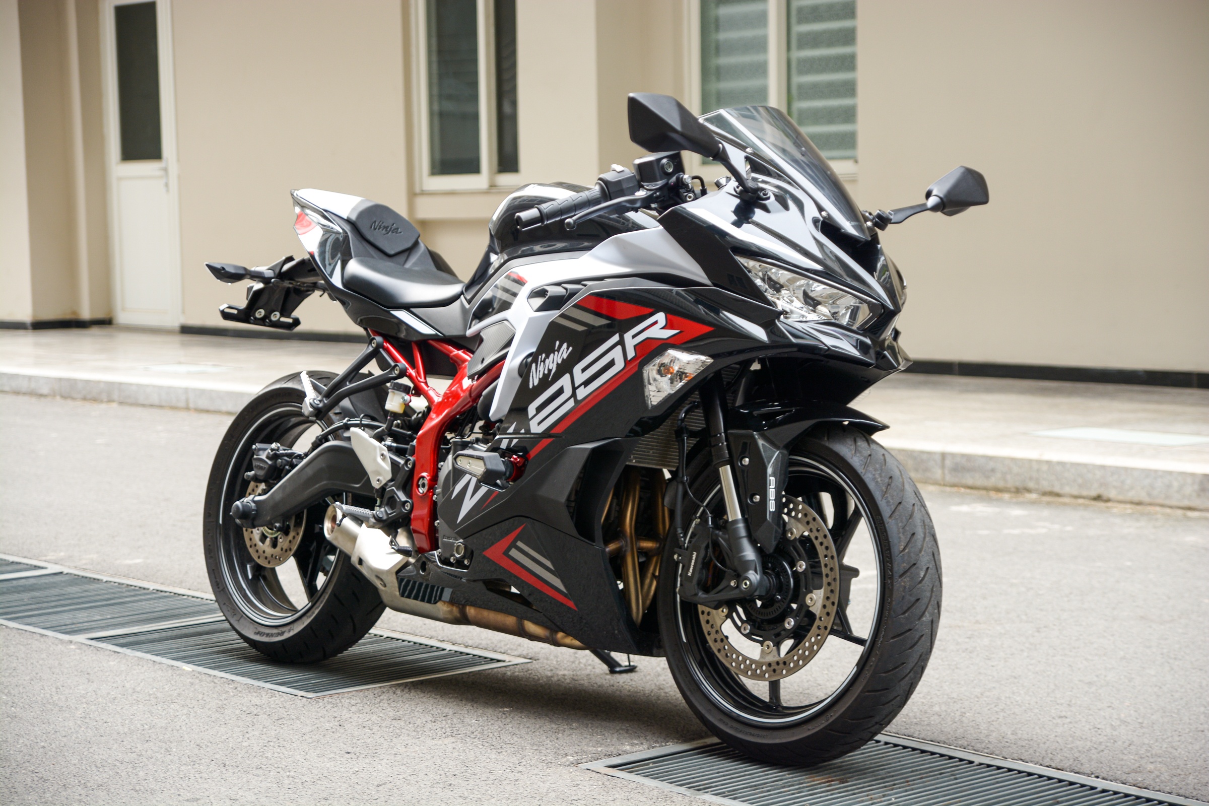 chọn Kawasaki Ninja ZX-25R hay Yamaha YZF-R3 ảnh 2 chon Kawasaki Ninja ZX-25R hay Yamaha YZF-R3 anh 2