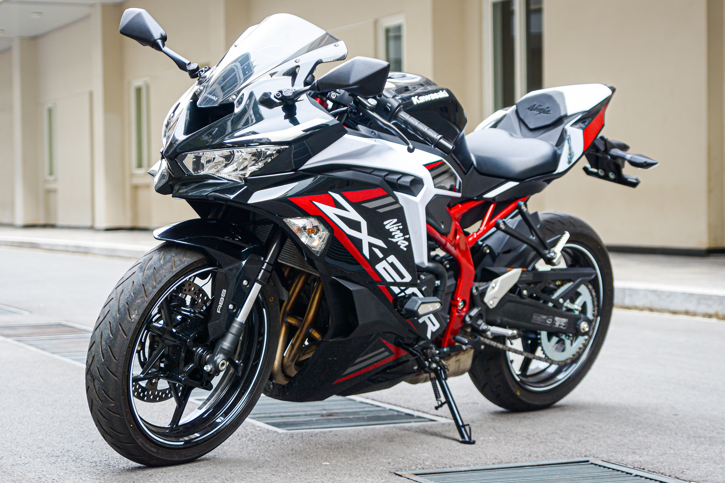 Danh gia Kawasaki Ninja ZX-25R - nhieu cong nghe, ton xang hinh anh