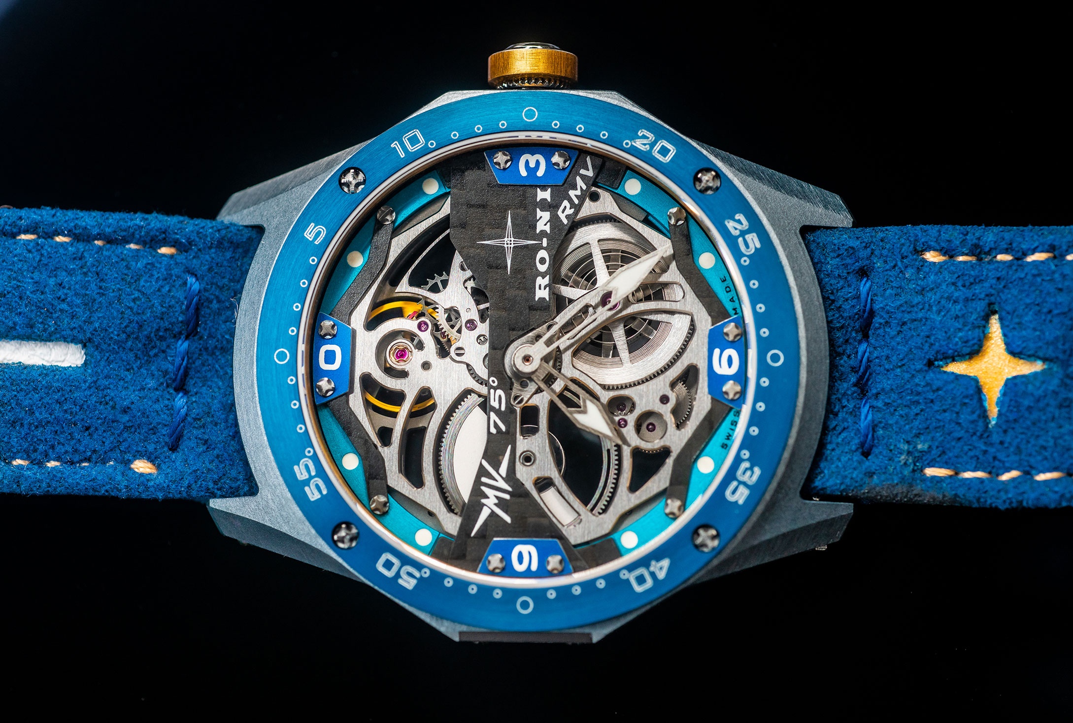 Dong ho deo tay gia gan 70.000 USD duoc lay cam hung tu moto anh 6