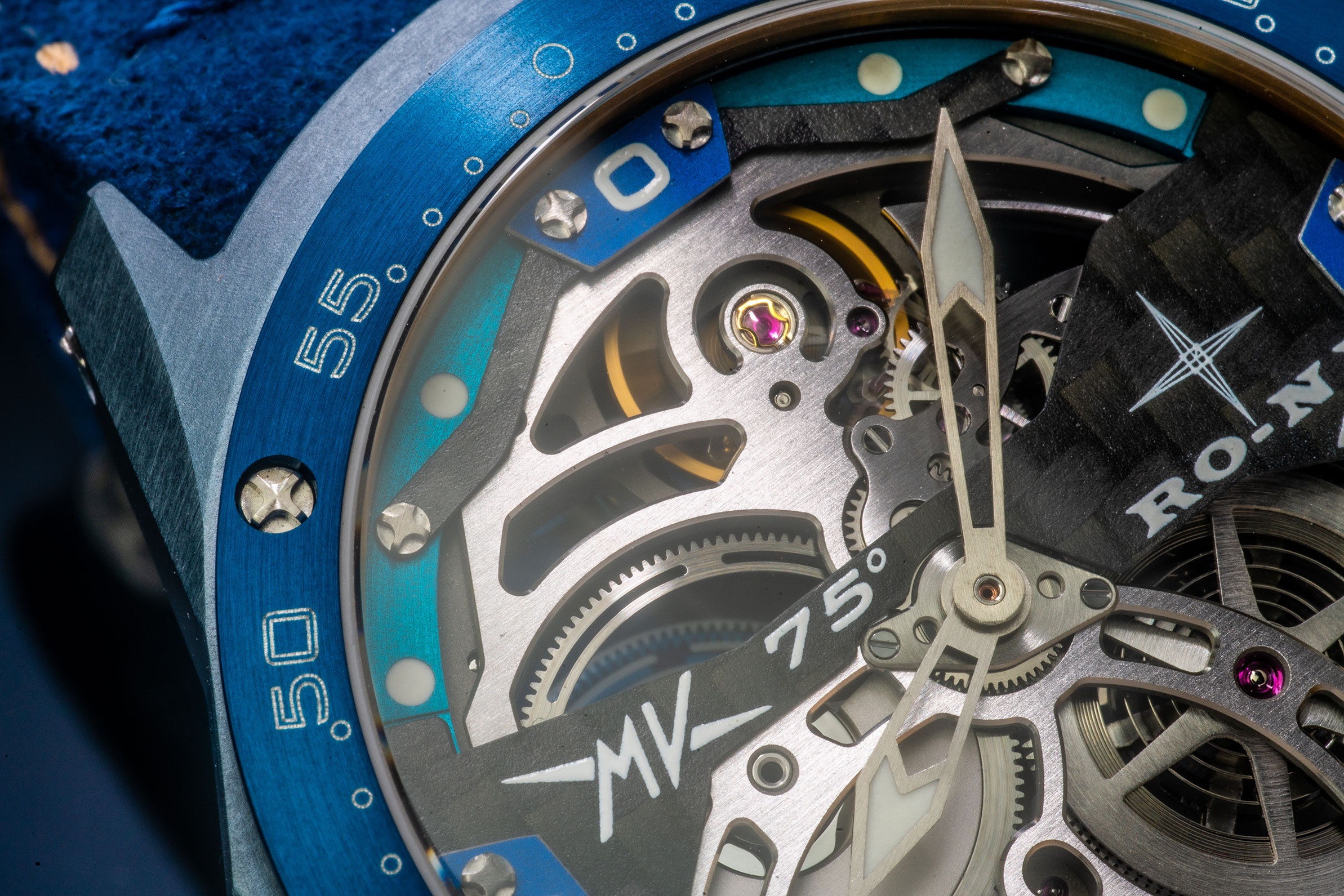 Dong ho deo tay gia gan 70.000 USD duoc lay cam hung tu moto anh 5