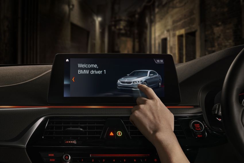 Chi tiết BMW 530i M Sport Dark Shadow Edition giá gần 100.000 USD ảnh 8 Chi tiet BMW 530i M Sport Dark Shadow Edition gia gan 100.000 USD anh 8