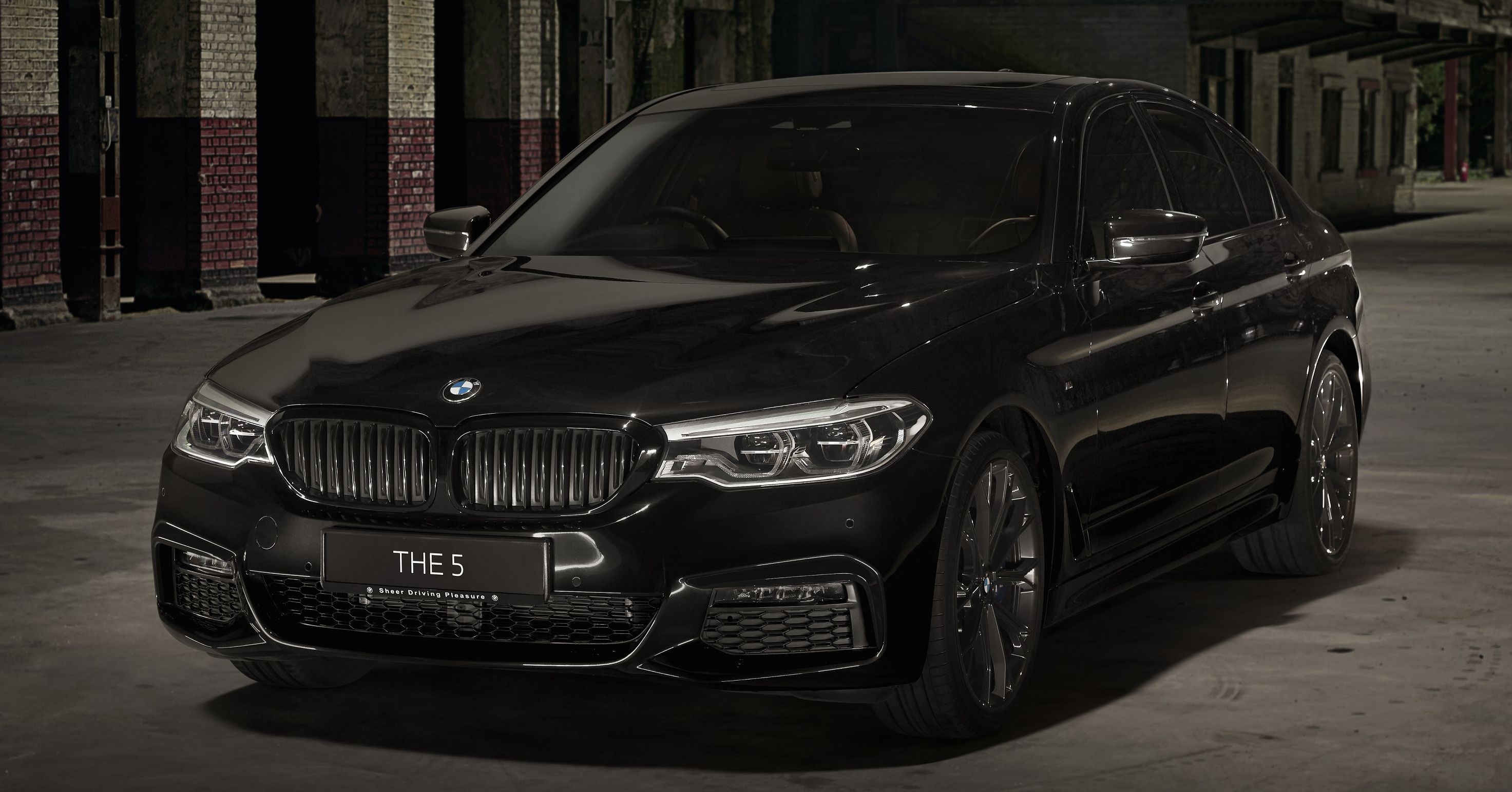 Chi tiết BMW 530i M Sport Dark Shadow Edition giá gần 100.000 USD ảnh 1 Chi tiet BMW 530i M Sport Dark Shadow Edition gia gan 100.000 USD anh 1