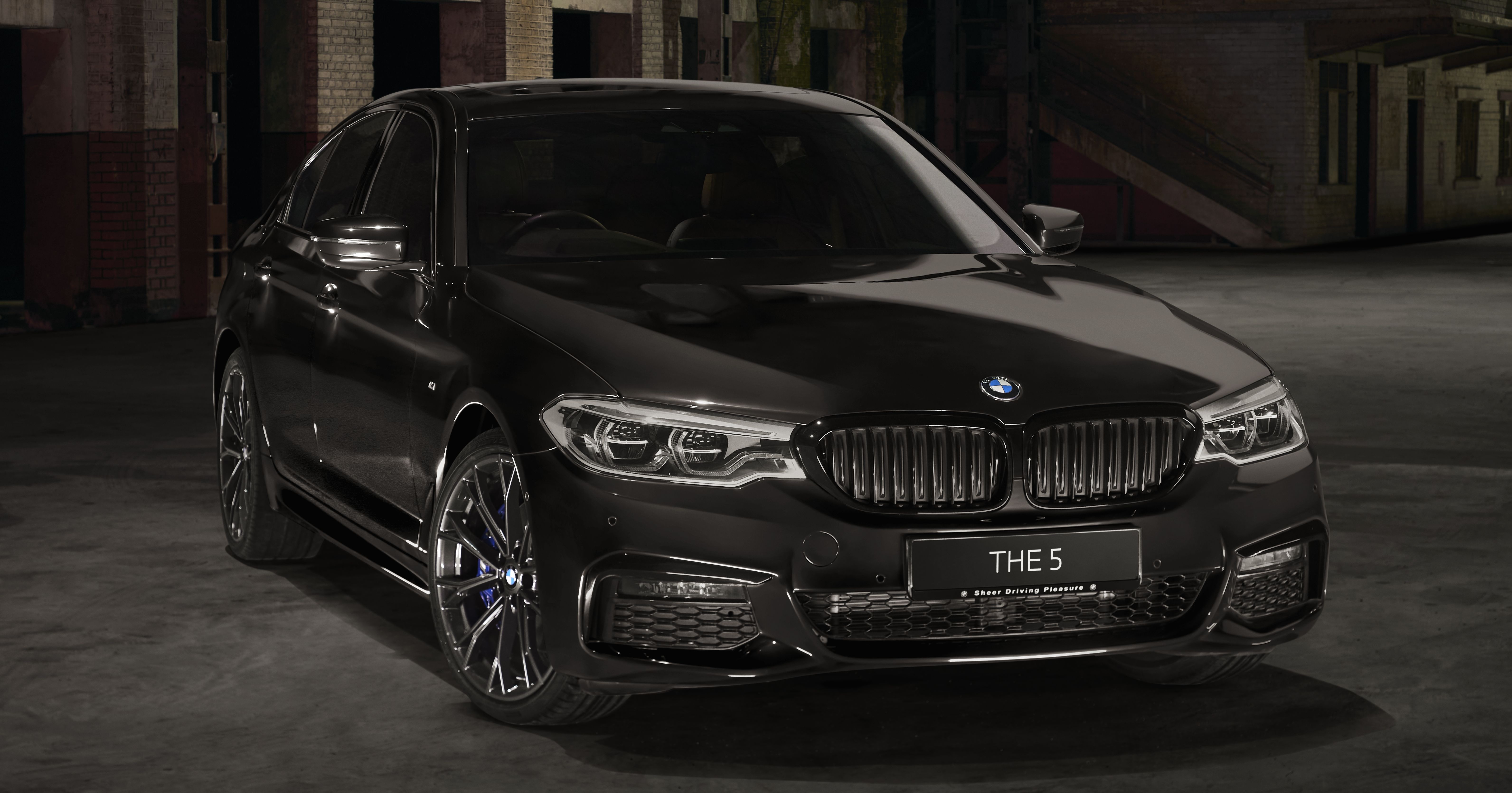 Chi tiết BMW 530i M Sport Dark Shadow Edition giá gần 100.000 USD ảnh 2 Chi tiet BMW 530i M Sport Dark Shadow Edition gia gan 100.000 USD anh 2