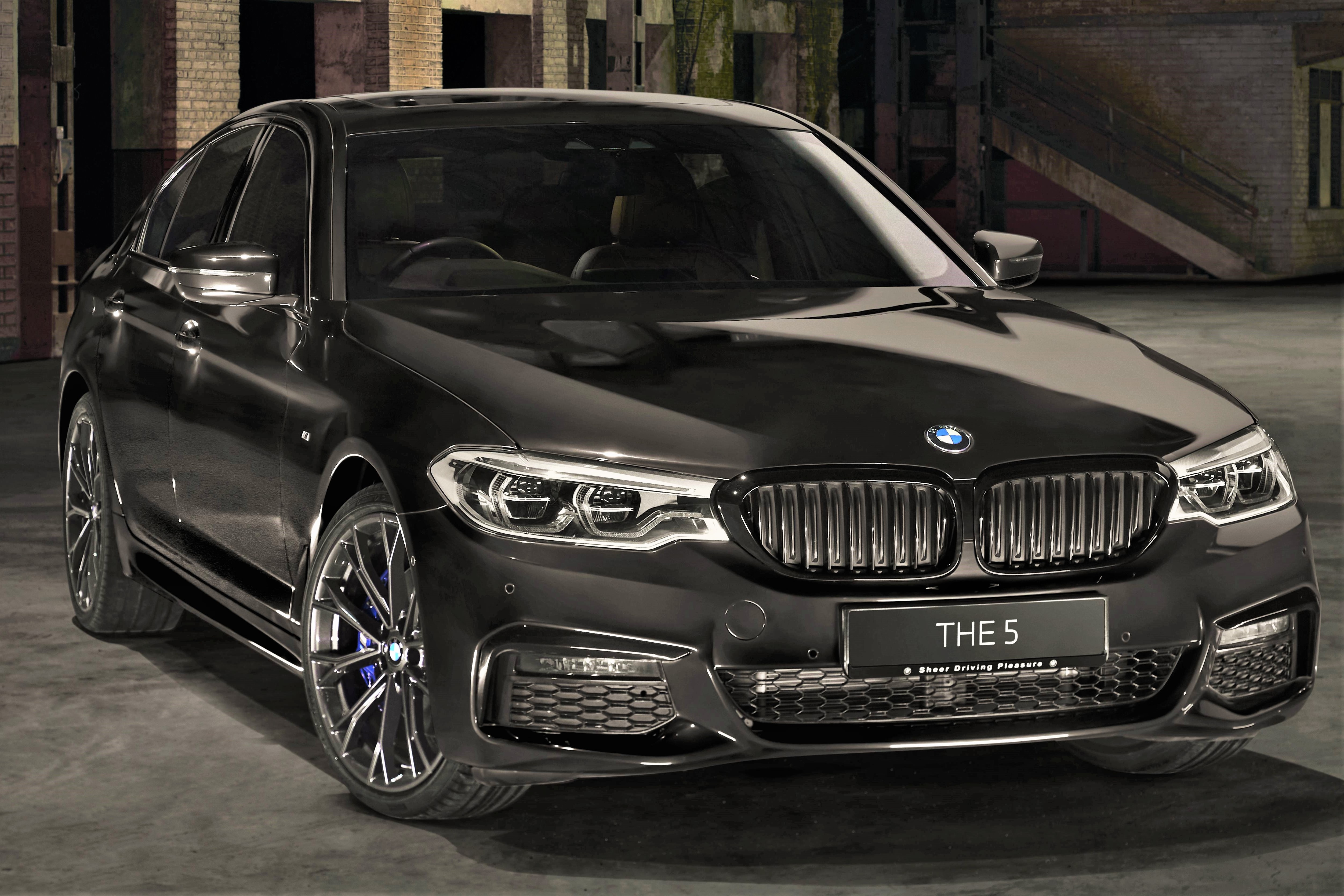 Chi tiet BMW 530i M Sport Dark Shadow Edition gia gan 97.000 USD hinh anh