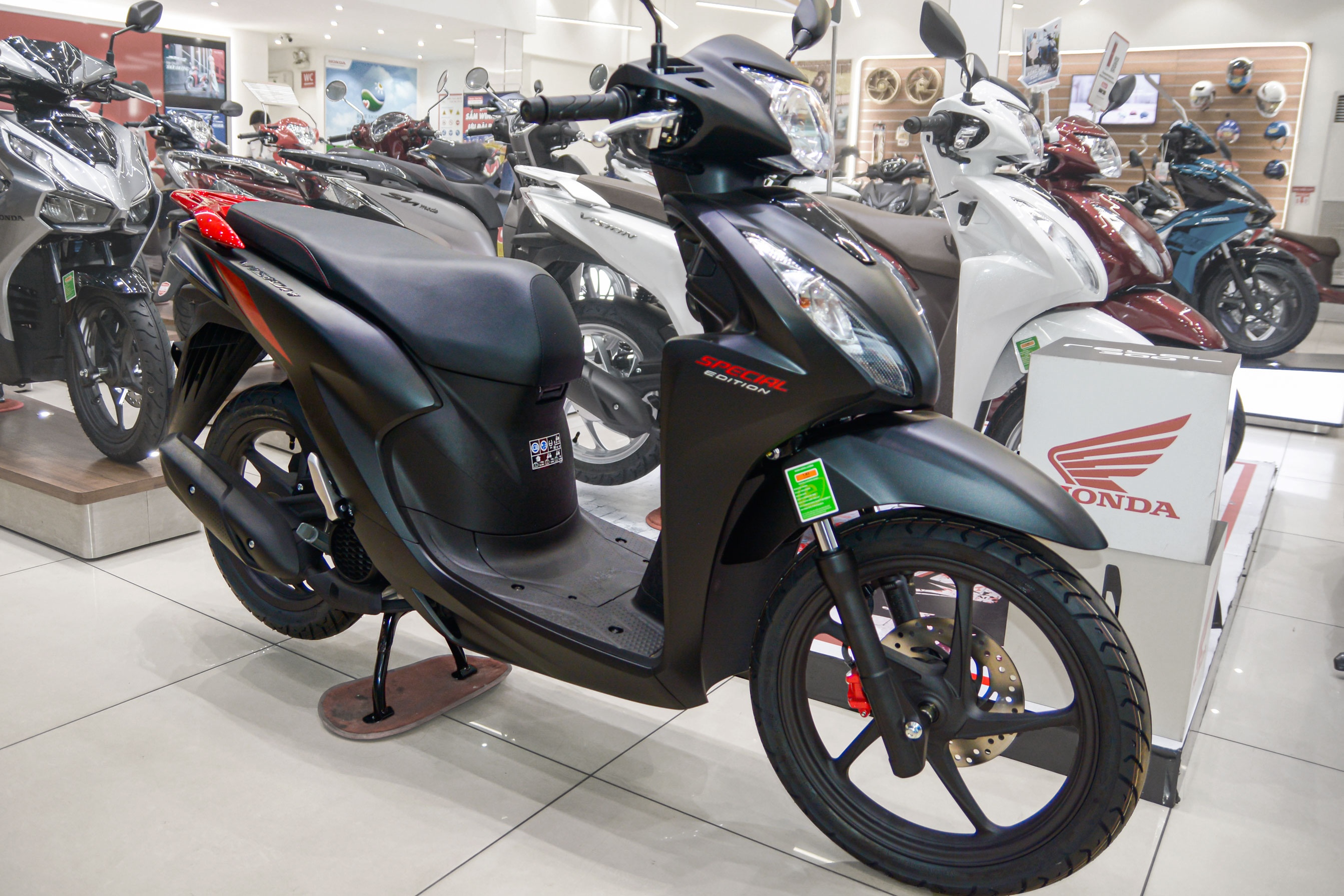 Honda Vision phien ban moi tiep tuc bi tang gia ban hinh anh