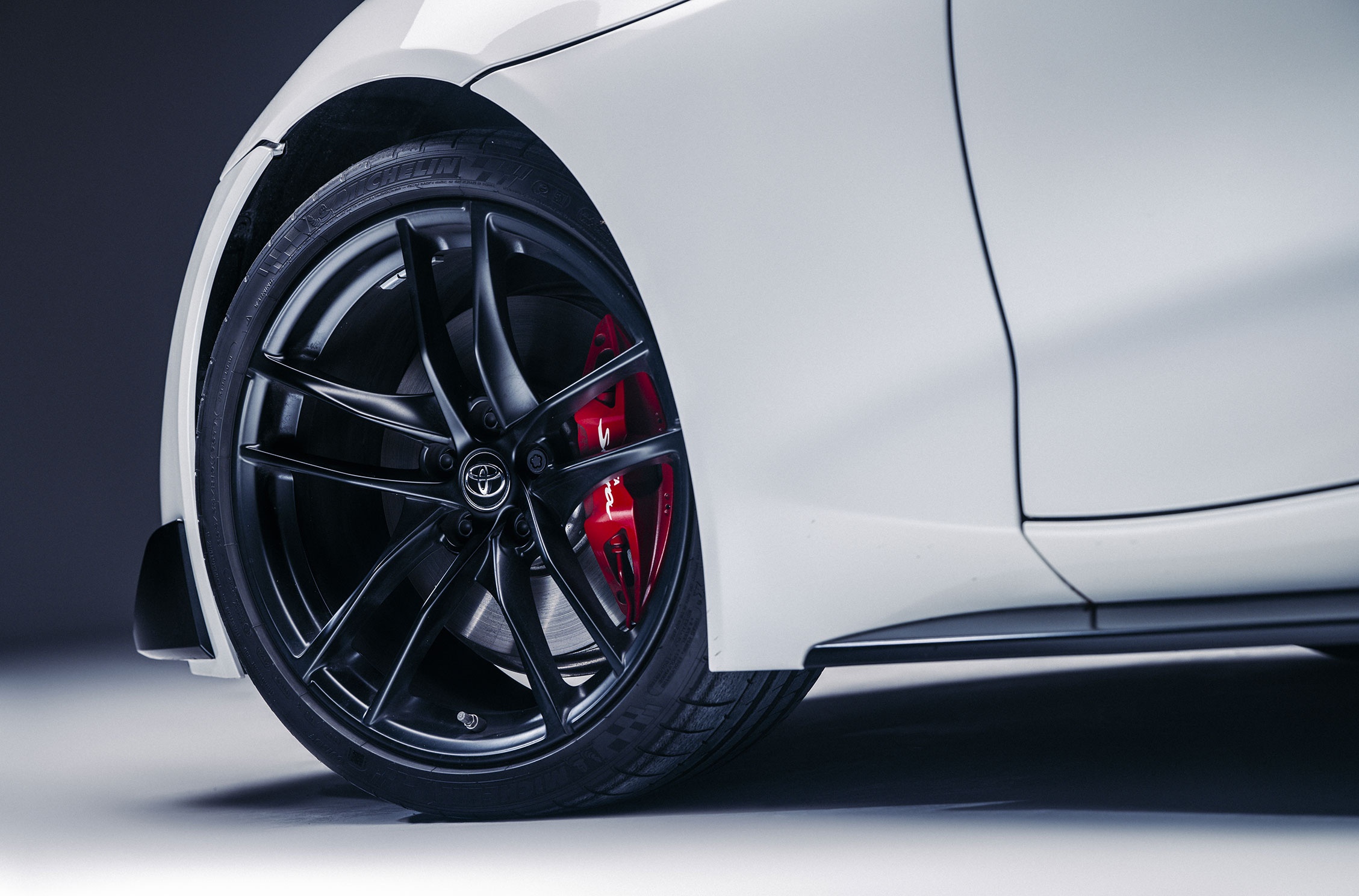Toyota GR Supra Fuji Speedway Edition có giá 64.245 USD tại Anh ảnh 4 Toyota GR Supra Fuji Speedway Edition co gia 64.245 USD tai Anh anh 4