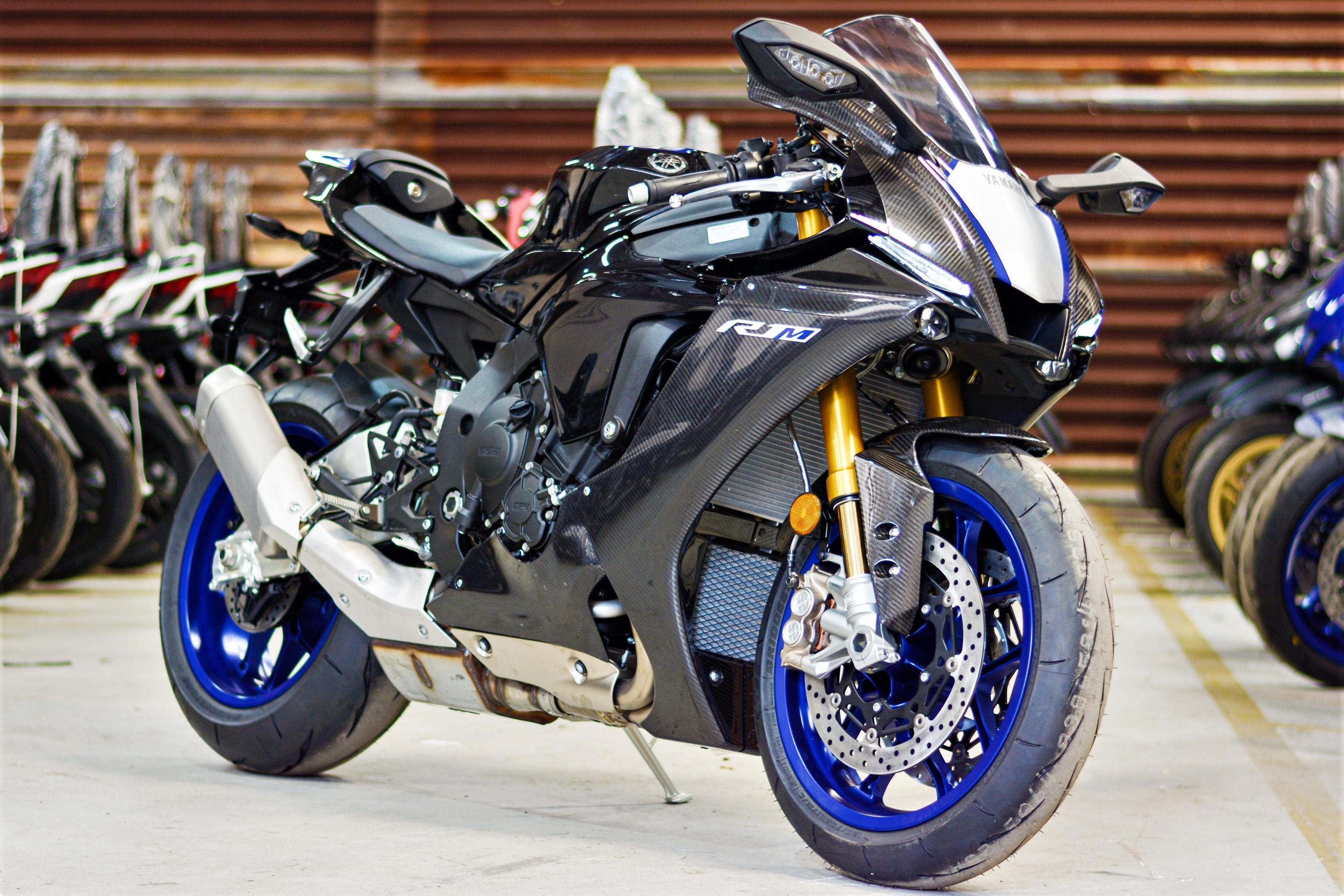 Chi tiet Yamaha YZF-R1M doi 2020 tai Viet Nam hinh anh
