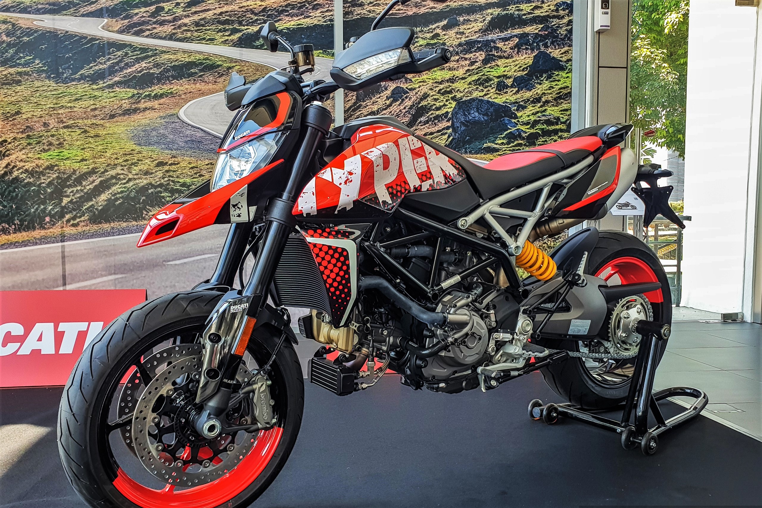 Ducati Hypermotard 950 RVE duoc ra mat tai Malaysia hinh anh
