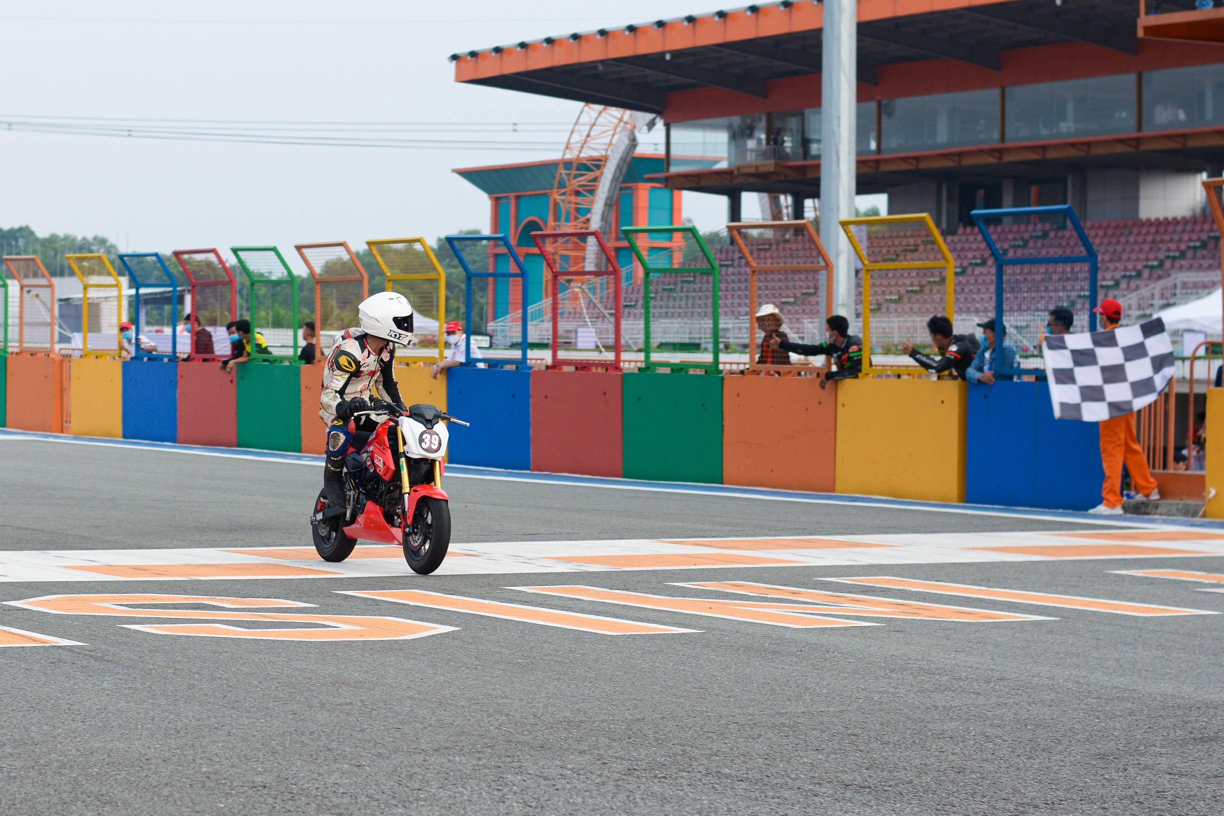 Chang 5 VMRC 2020 - cuoc chien day mau lua tren dat Binh Duong anh 14