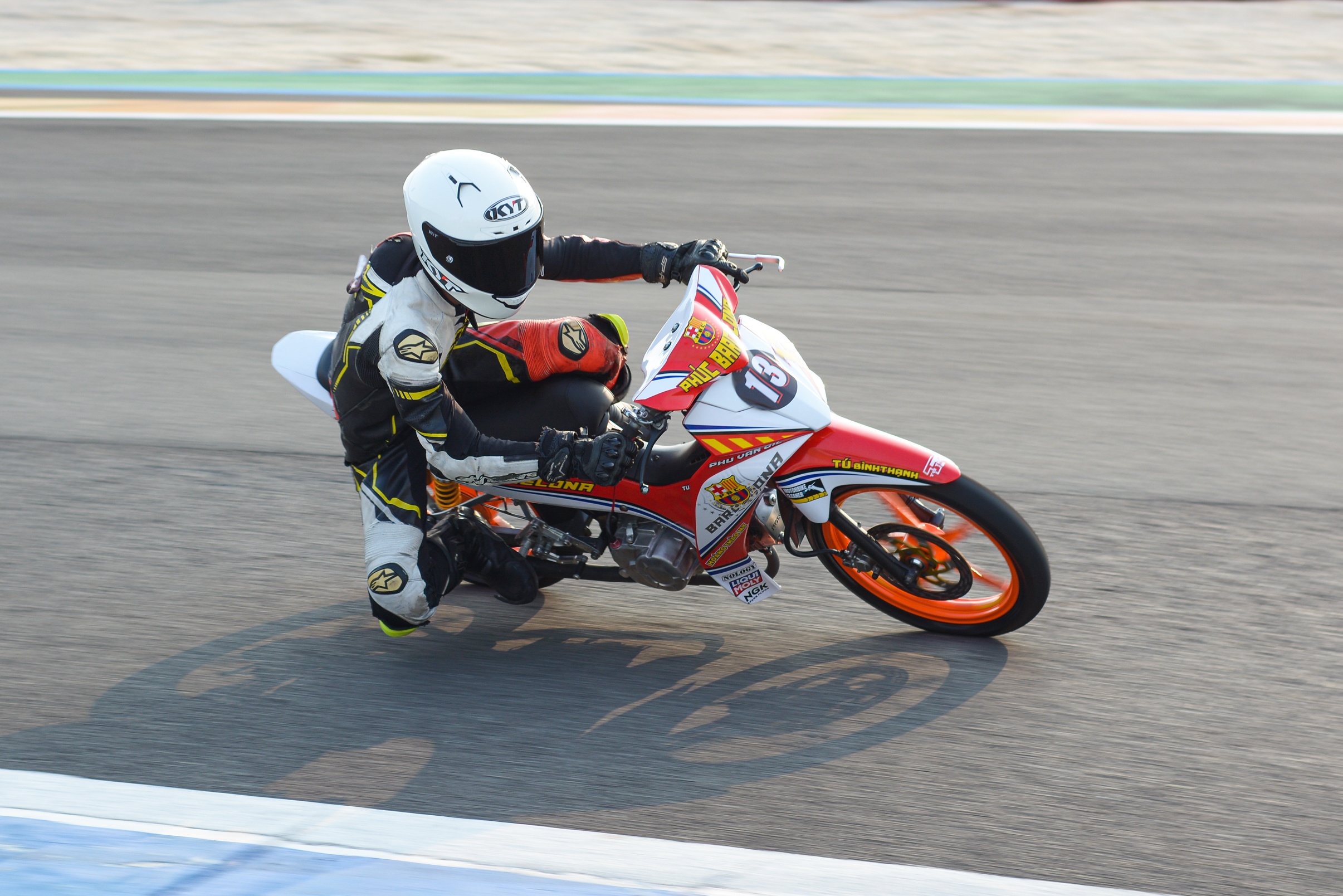 Vi sao lop xe dua khong co gai van cho do bam duong tot anh 1