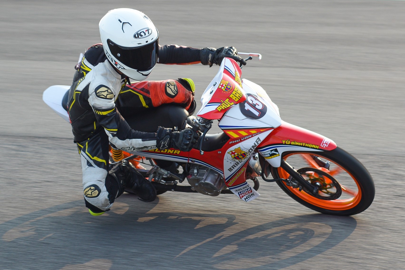 Vi sao lop dua khong duoc lap tren xe chay pho? hinh anh