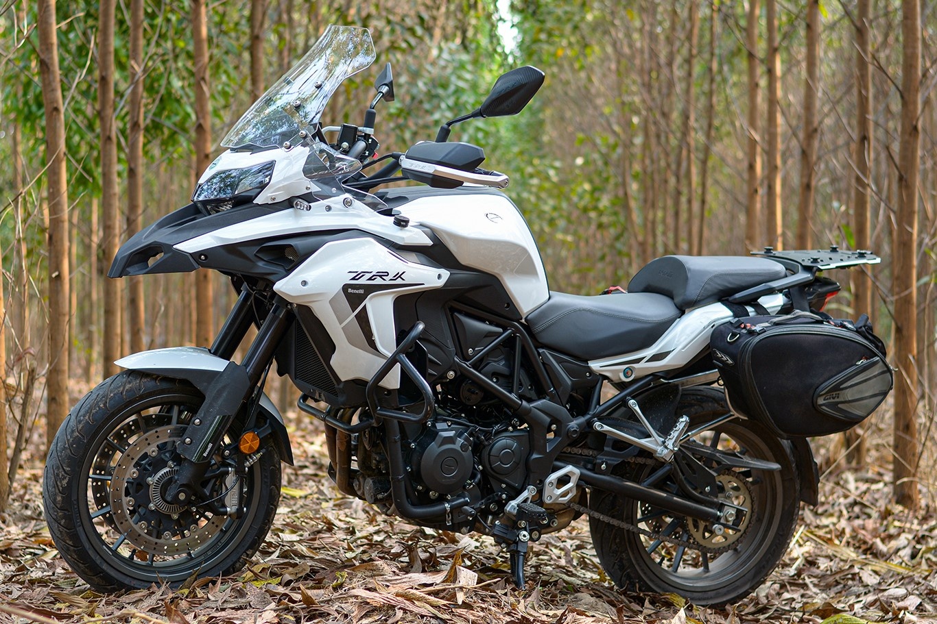 Moto phuot gia duoi 200 trieu, chon Honda CB500X hay Benelli TRK502? hinh anh