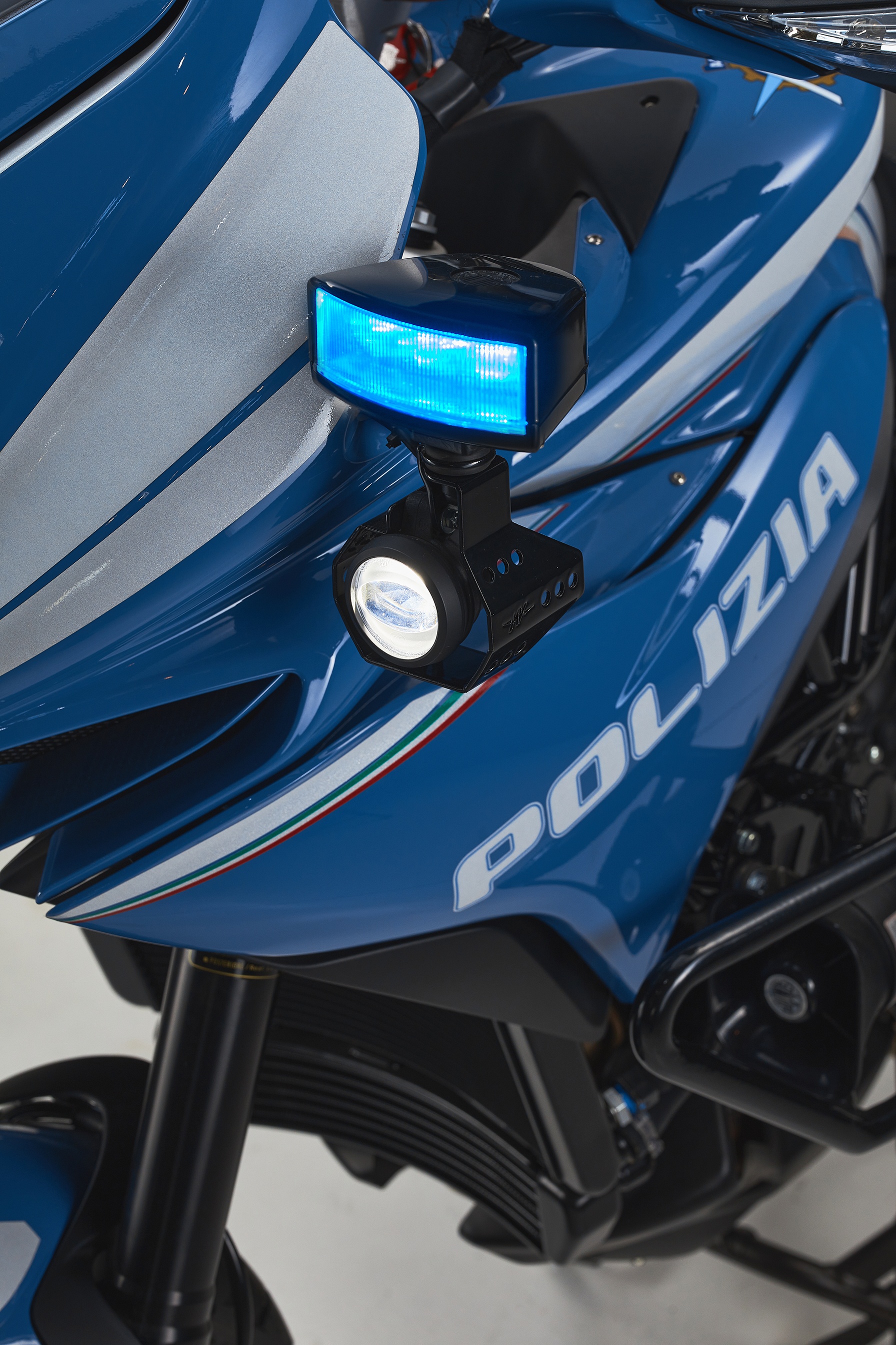 Cận cảnh môtô MV Agusta của cảnh sát Italy ảnh 7 Can canh moto MV Agusta cua canh sat Italy anh 7