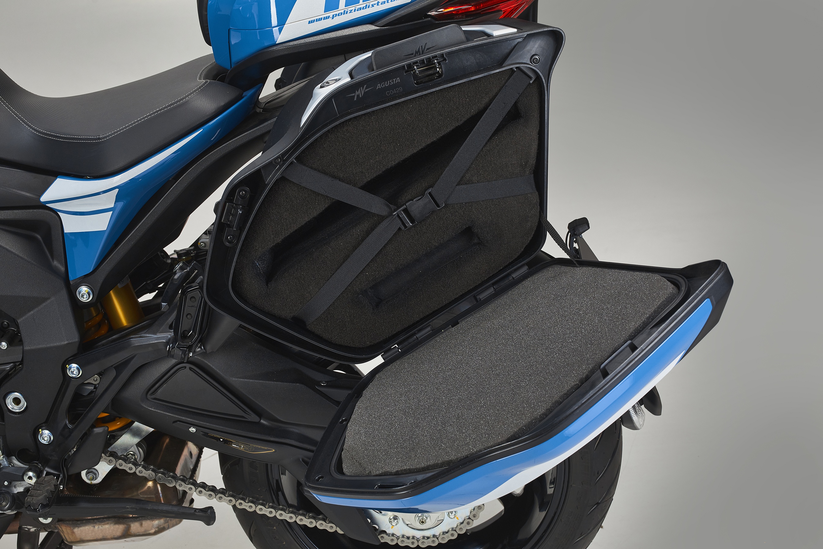 Cận cảnh môtô MV Agusta của cảnh sát Italy ảnh 10 Can canh moto MV Agusta cua canh sat Italy anh 10