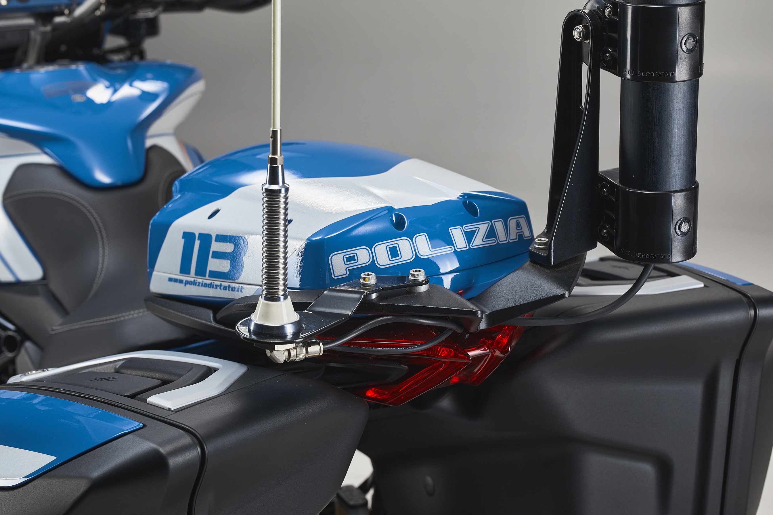 Cận cảnh môtô MV Agusta của cảnh sát Italy ảnh 9 Can canh moto MV Agusta cua canh sat Italy anh 9