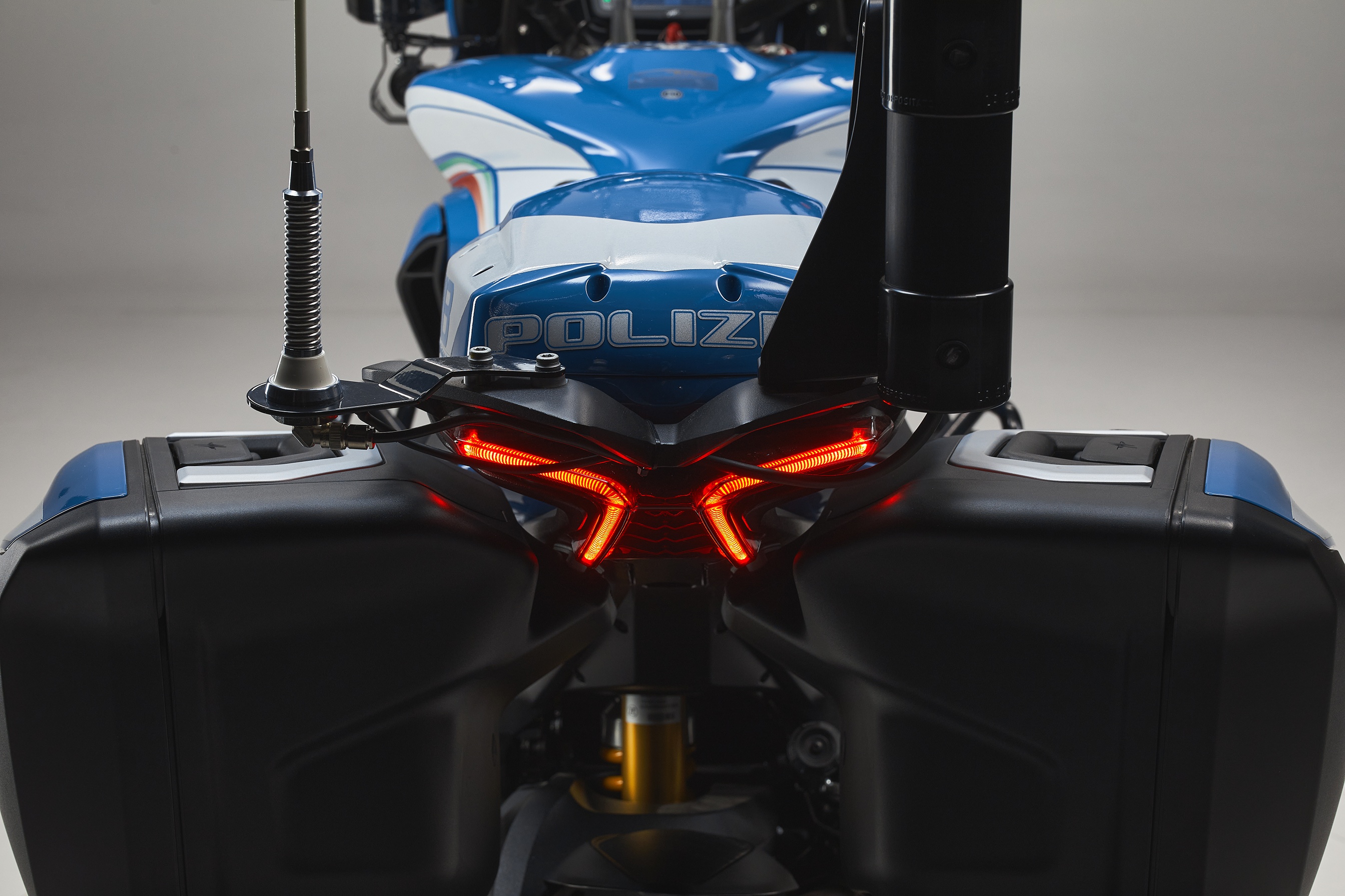 Cận cảnh môtô MV Agusta của cảnh sát Italy ảnh 11 Can canh moto MV Agusta cua canh sat Italy anh 11