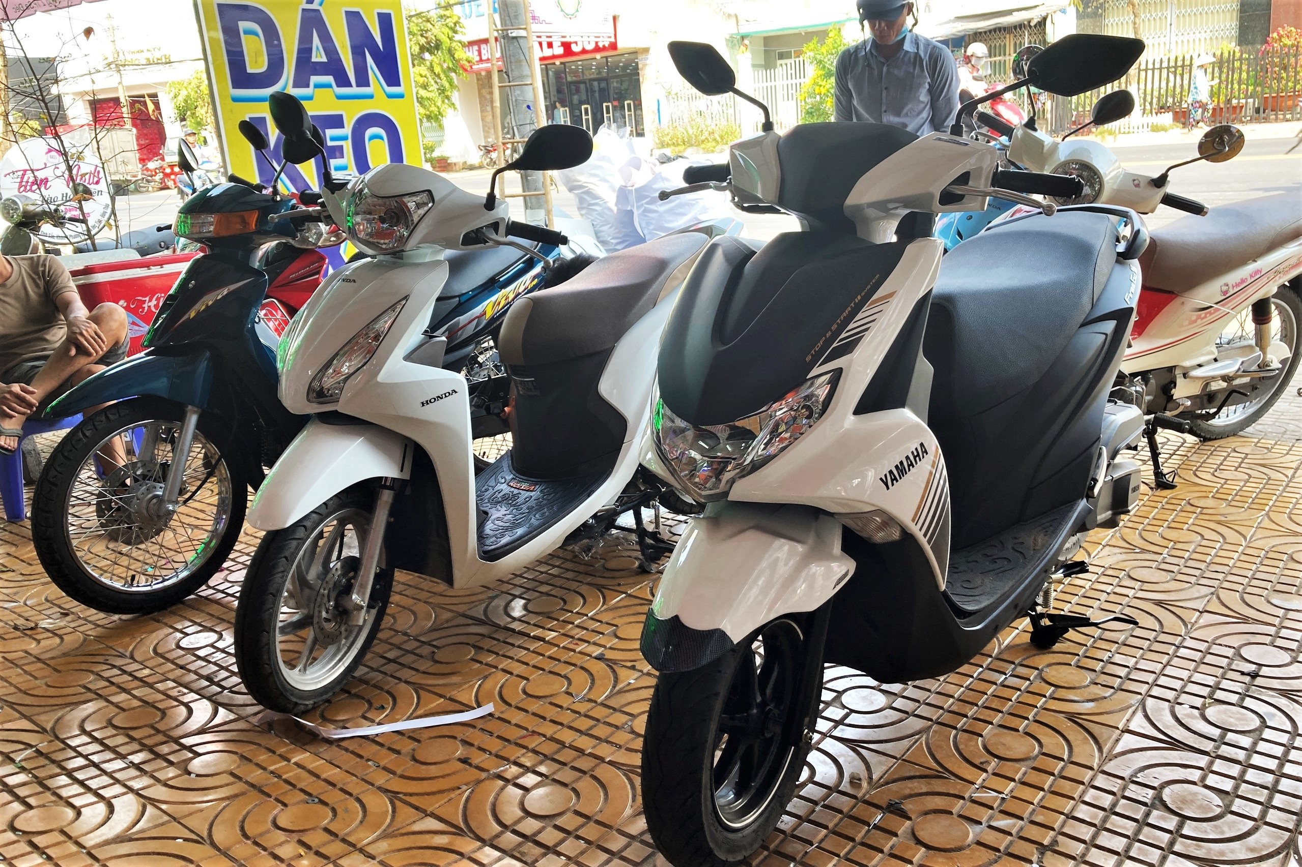 Dich vu tan trang xe may nhon nhip truoc Tet anh 2