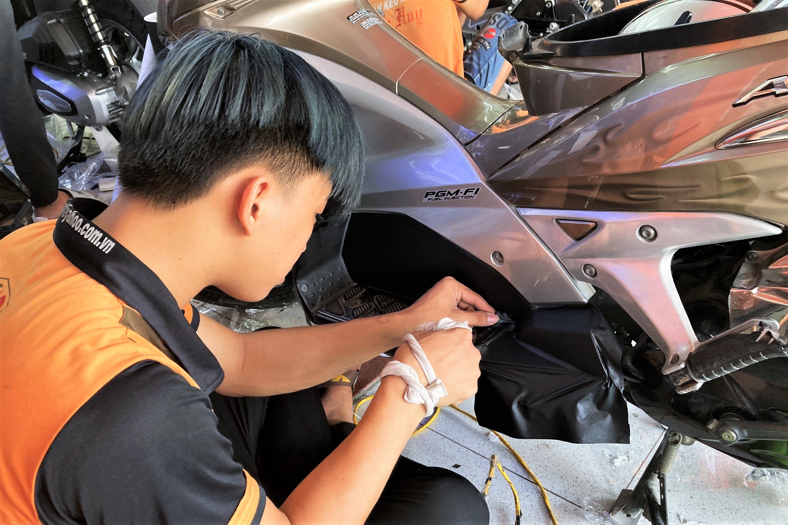 Dich vu tan trang xe may nhon nhip truoc Tet hinh anh