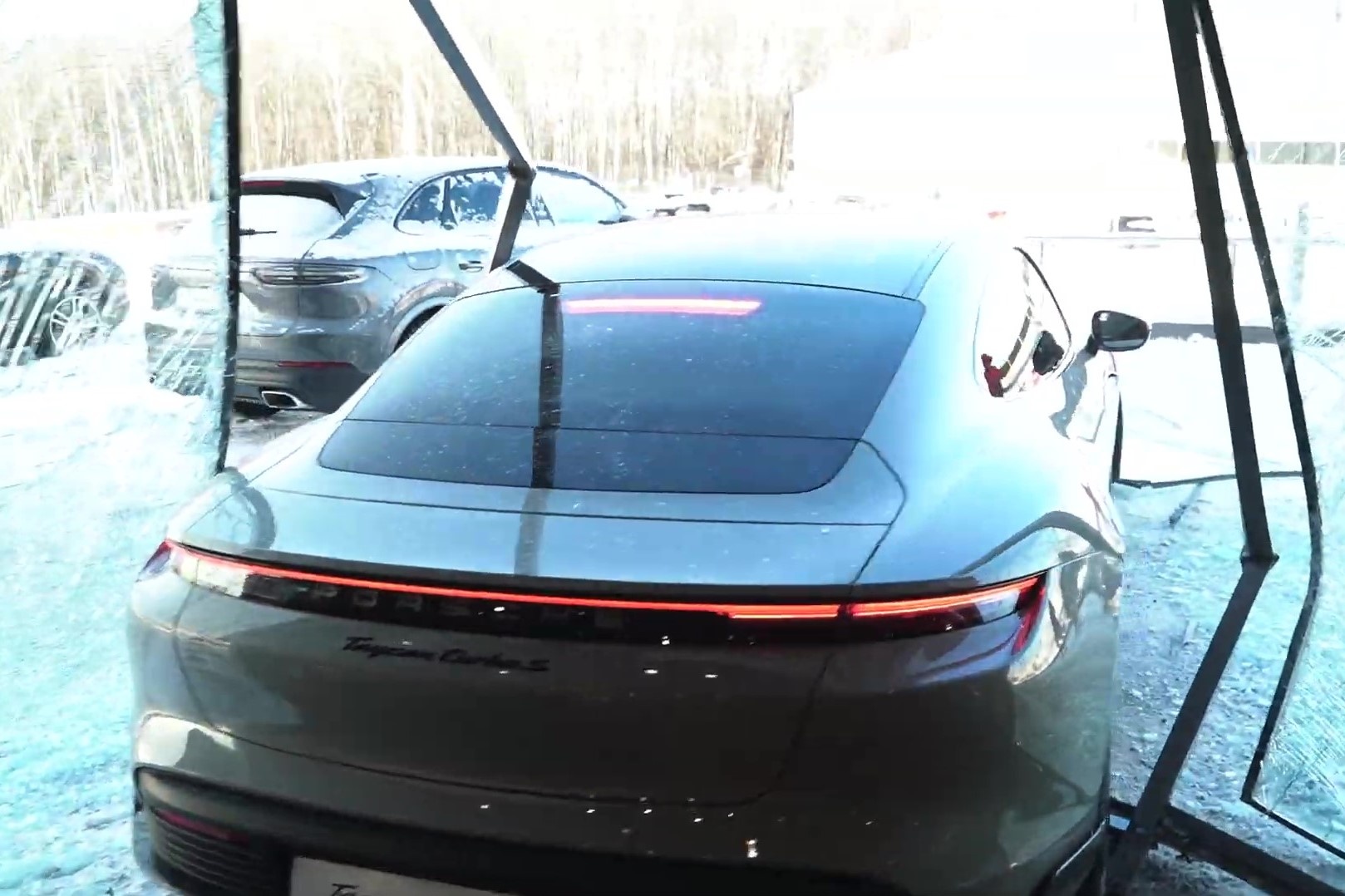 Porsche Taycan Turbo S dam vao cua kinh vi tai xe dap nham chan ga anh 2